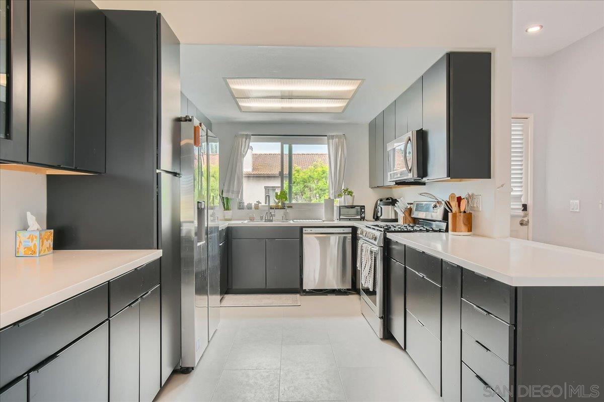 Detail Gallery Image 4 of 23 For 9840  Shirley Gardens Dr  #8,  Santee,  CA 92071 - 2 Beds | 1/1 Baths