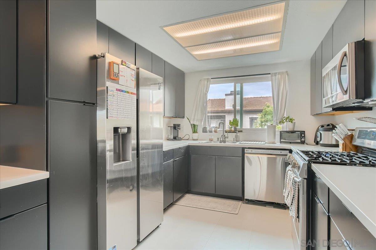 Detail Gallery Image 5 of 23 For 9840  Shirley Gardens Dr  #8,  Santee,  CA 92071 - 2 Beds | 1/1 Baths