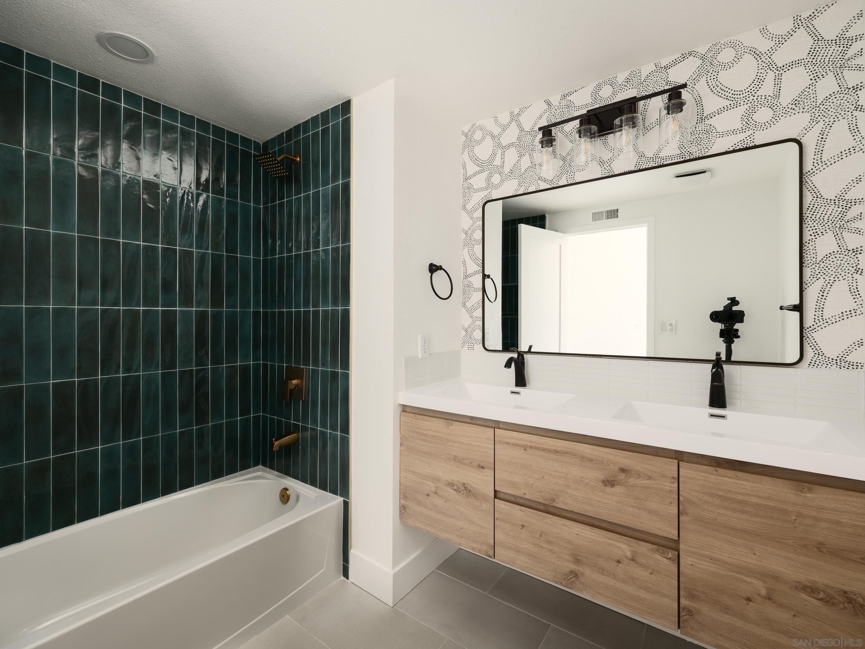 Detail Gallery Image 14 of 23 For 5522  Bloch St, San Diego,  CA 92122 - 4 Beds | 2/1 Baths