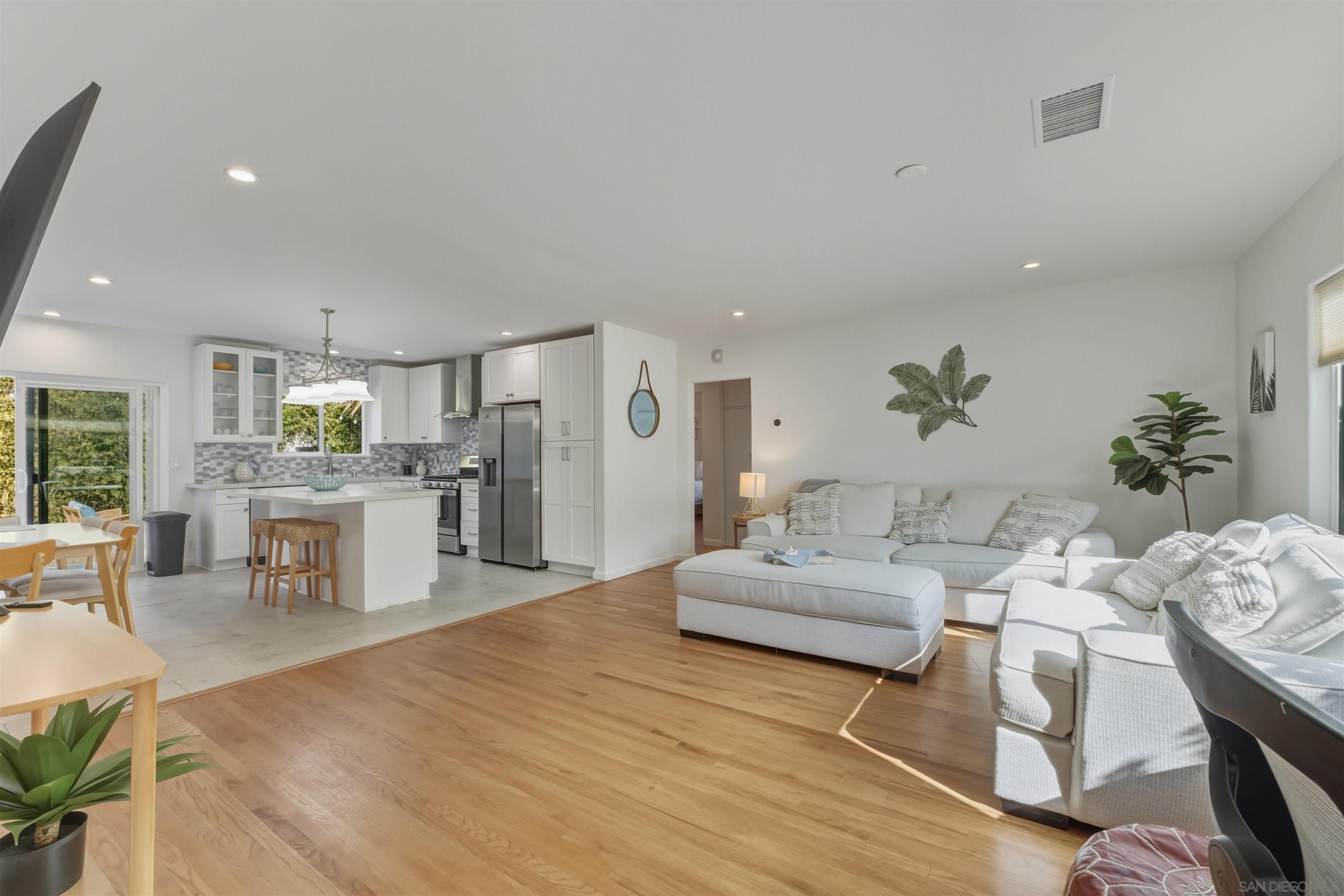 Detail Gallery Image 5 of 55 For 1066-68  Emerald St, San Diego,  CA 92109 - – Beds | – Baths