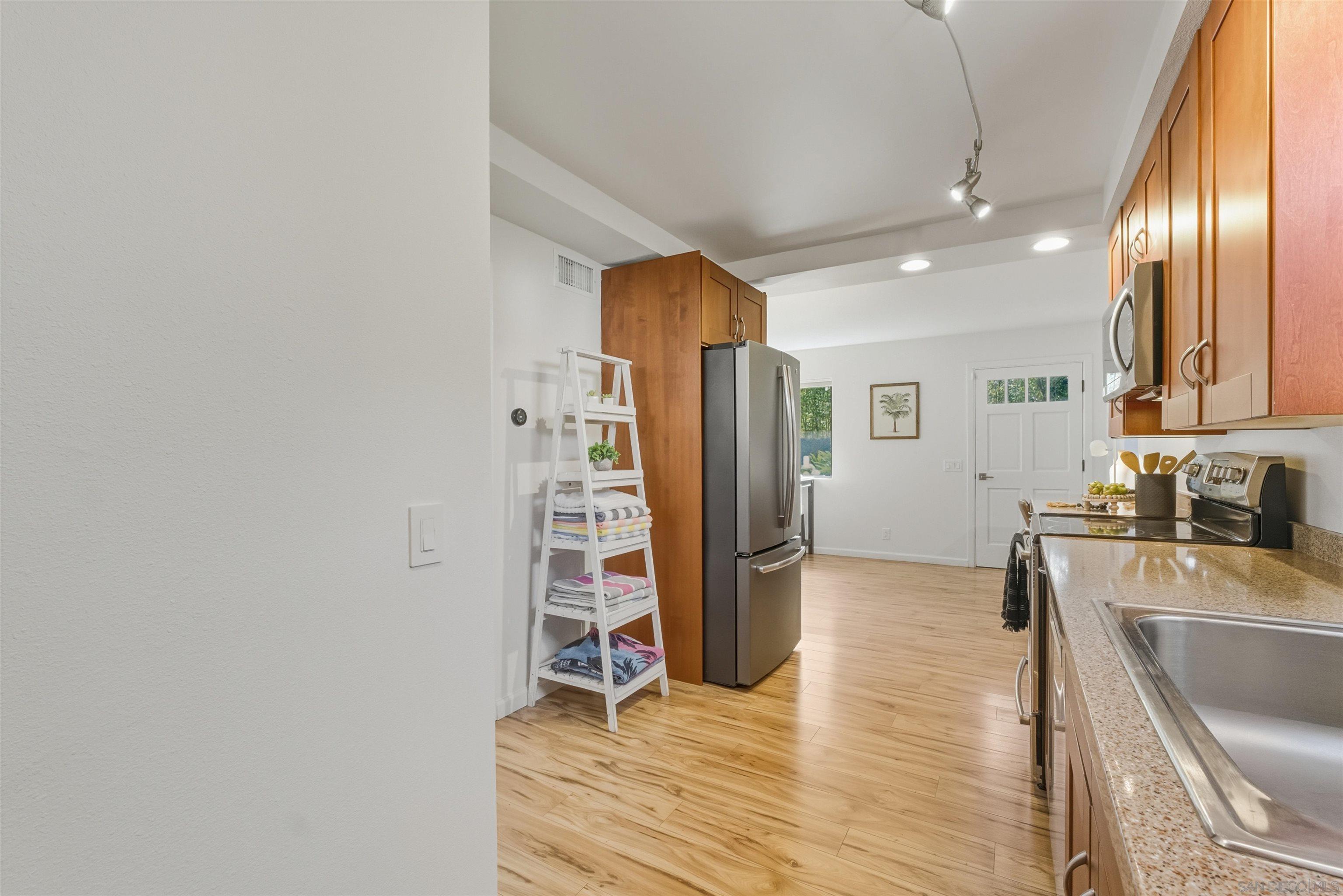 Detail Gallery Image 39 of 55 For 1066-68  Emerald St, San Diego,  CA 92109 - – Beds | – Baths