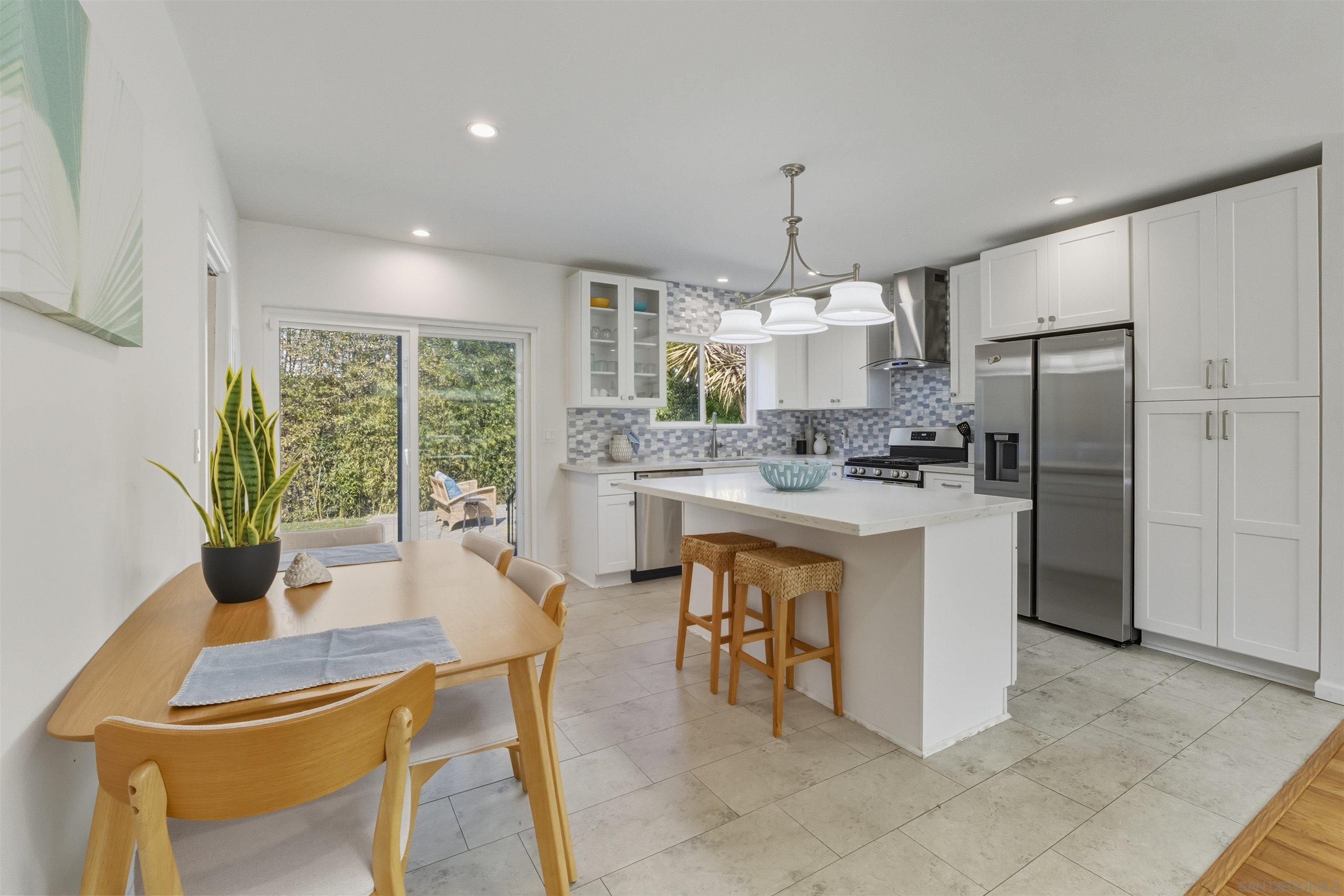 Detail Gallery Image 8 of 55 For 1066-68  Emerald St, San Diego,  CA 92109 - – Beds | – Baths