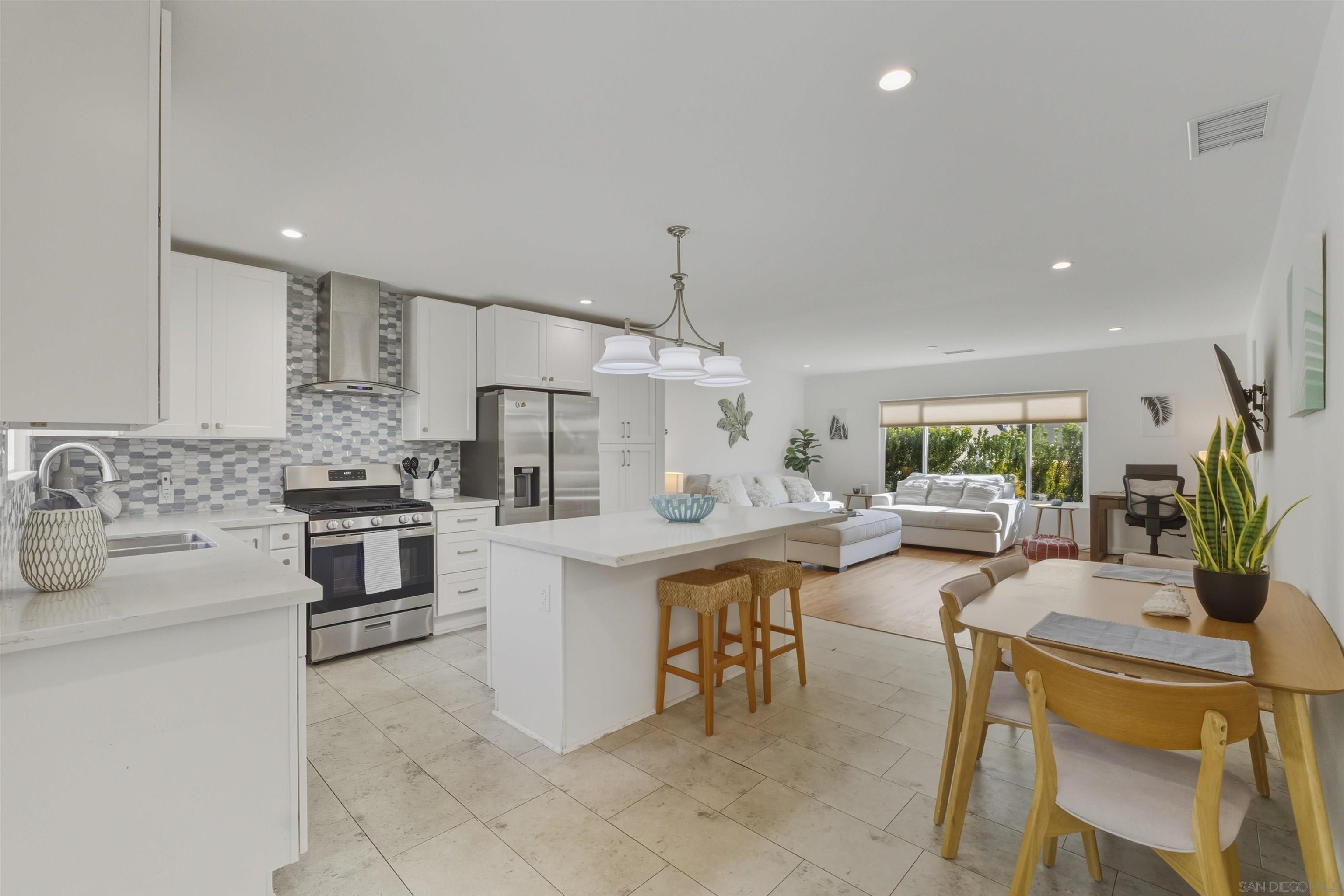 Detail Gallery Image 10 of 55 For 1066-68  Emerald St, San Diego,  CA 92109 - – Beds | – Baths