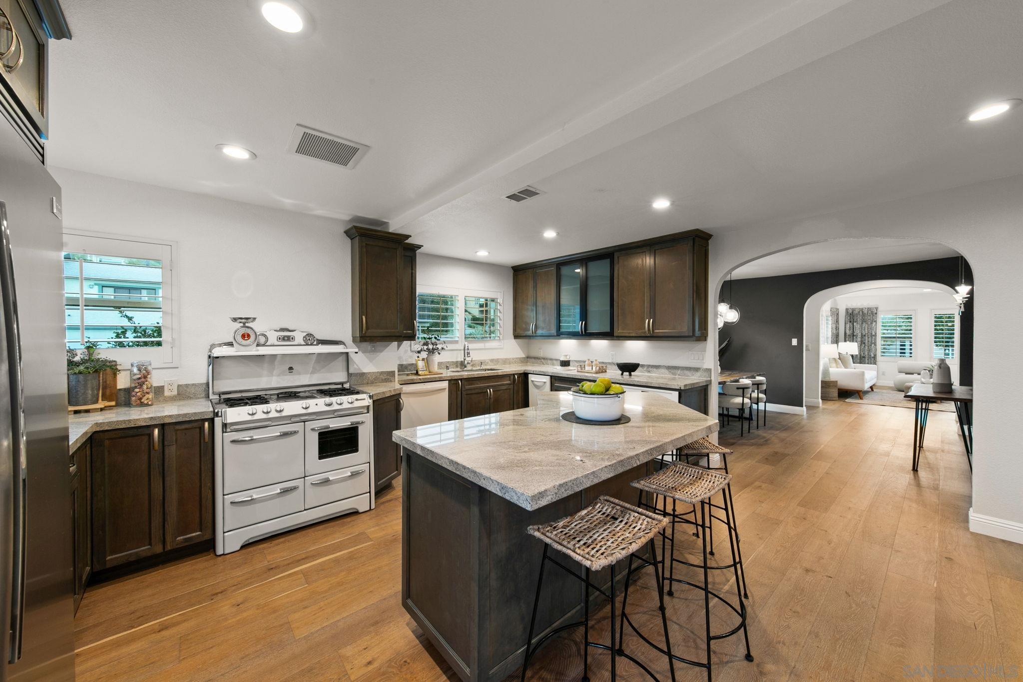 Detail Gallery Image 18 of 58 For 1525  Willow St, San Diego,  CA 92106 - 4 Beds | 4 Baths