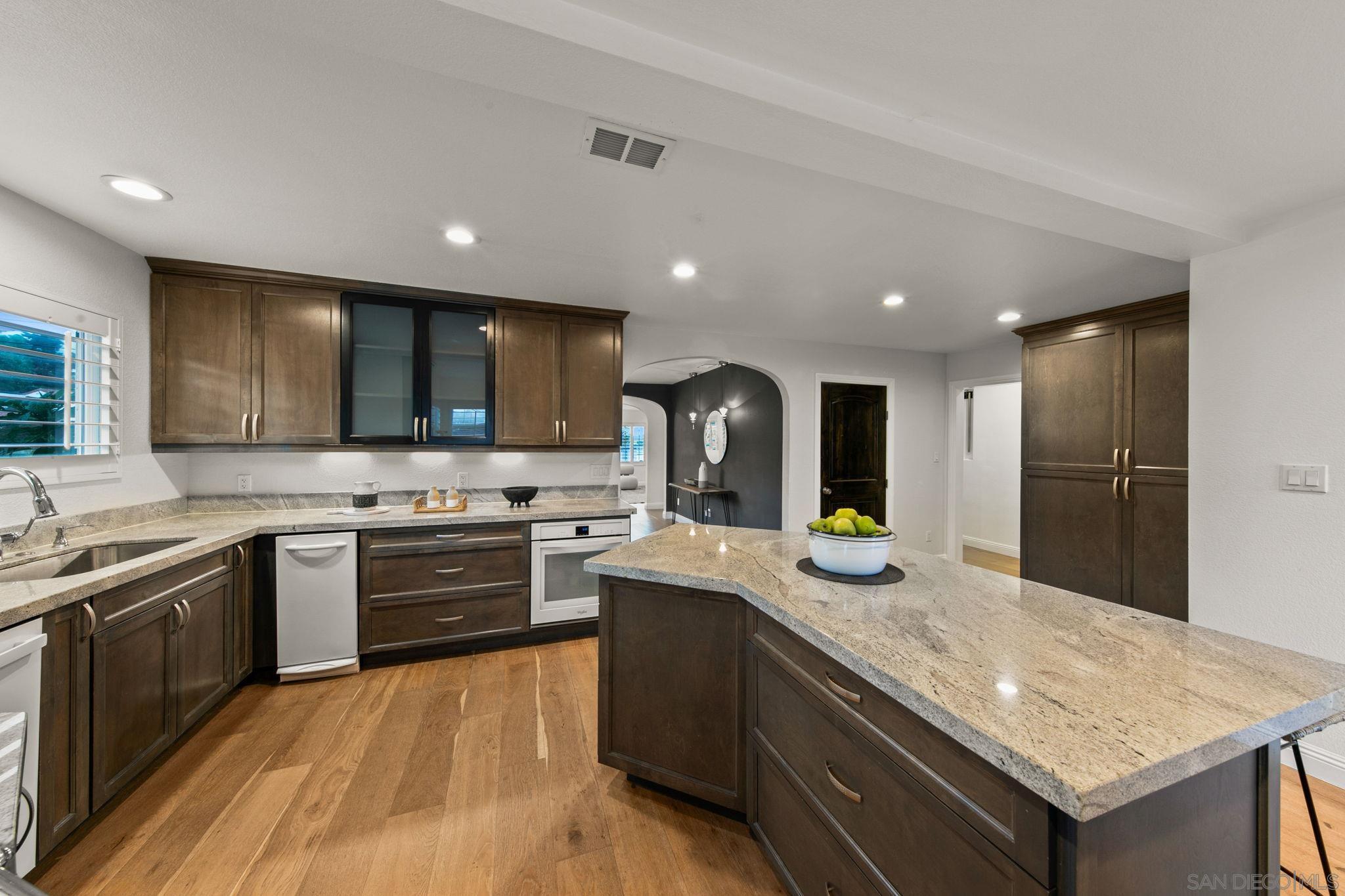 Detail Gallery Image 20 of 58 For 1525  Willow St, San Diego,  CA 92106 - 4 Beds | 4 Baths