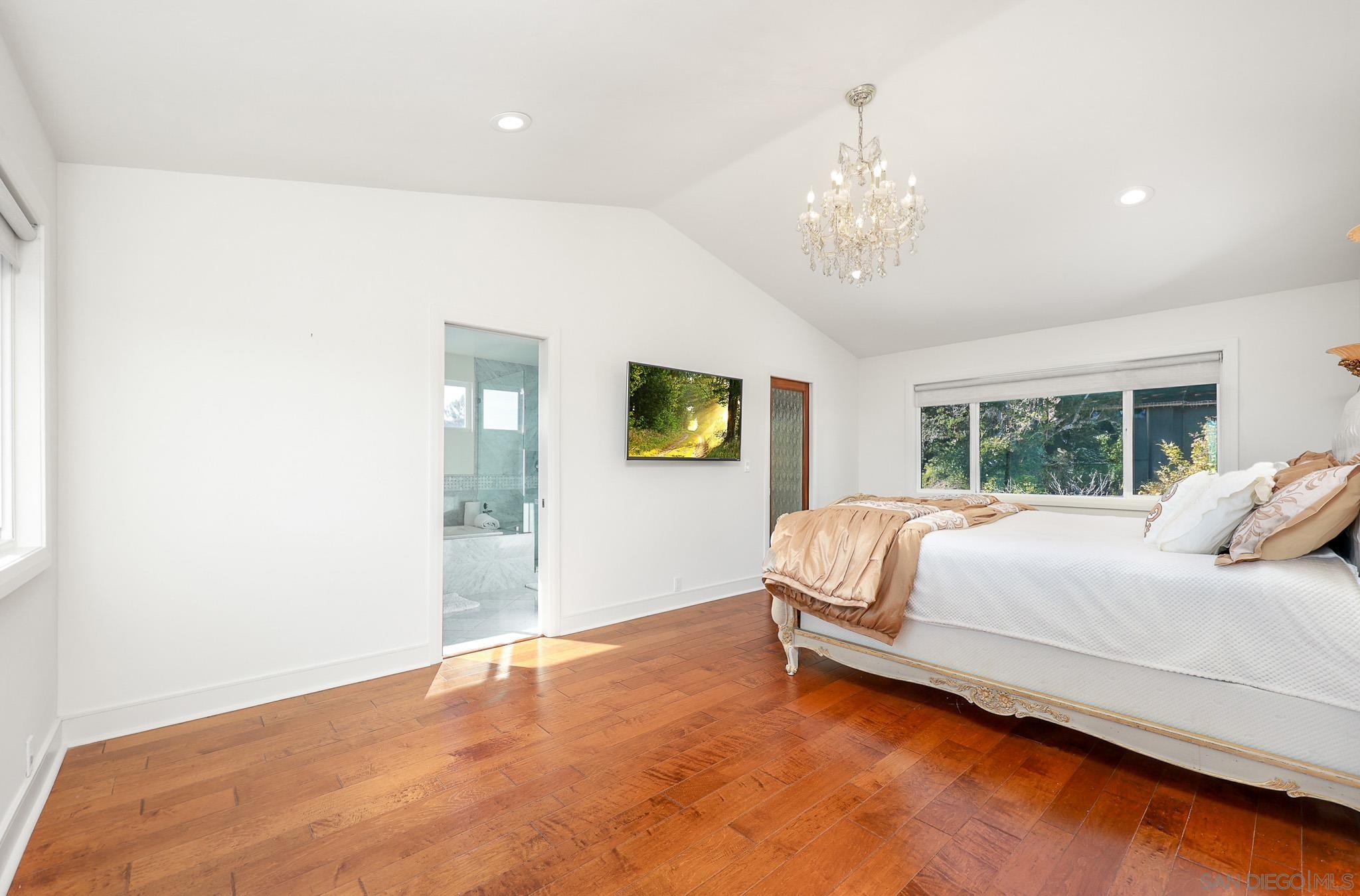 Detail Gallery Image 19 of 50 For 7901  Avenida Kirjah, La Jolla,  CA 92037 - 6 Beds | 6/1 Baths