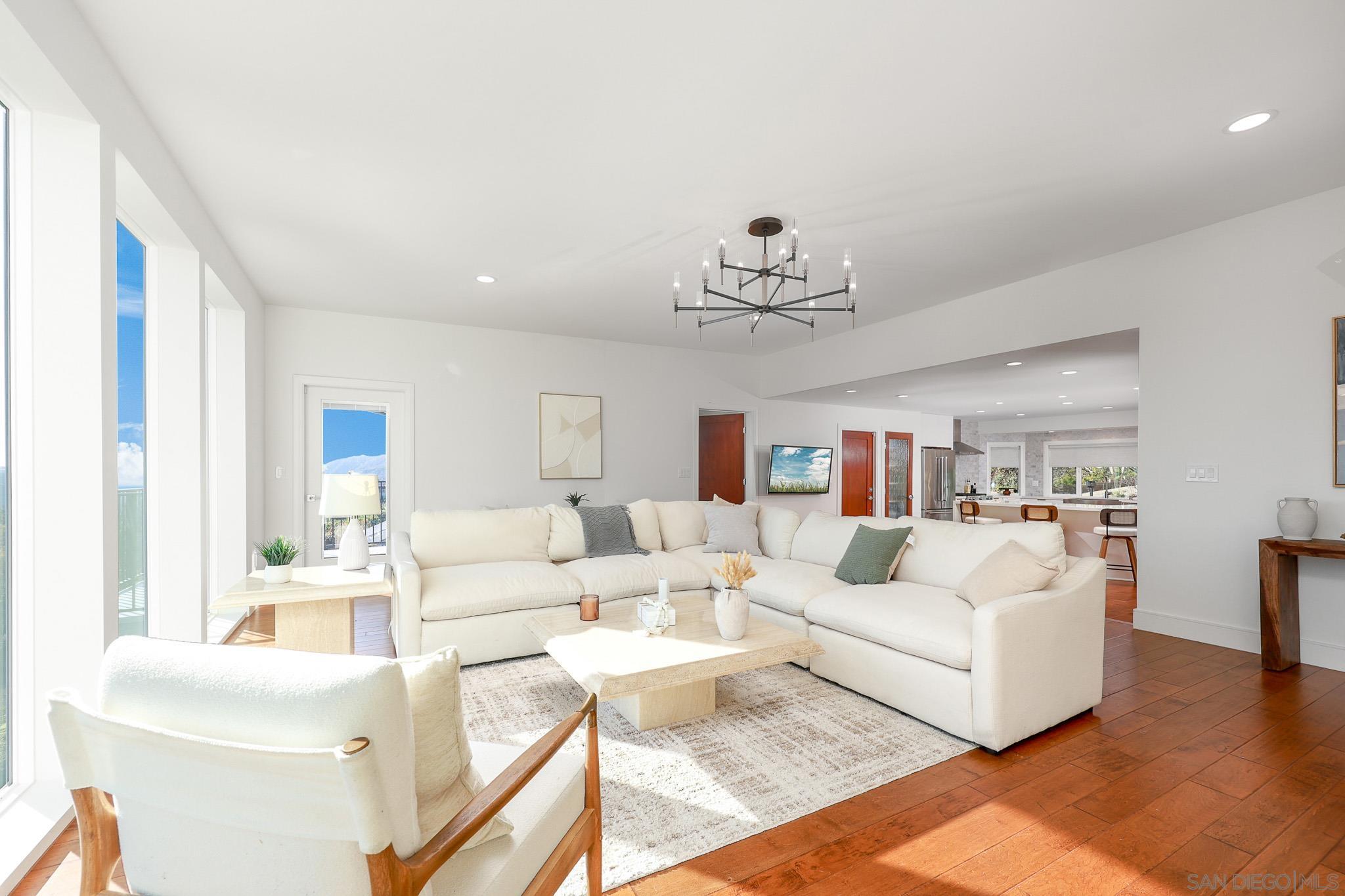 Detail Gallery Image 6 of 50 For 7901  Avenida Kirjah, La Jolla,  CA 92037 - 6 Beds | 6/1 Baths