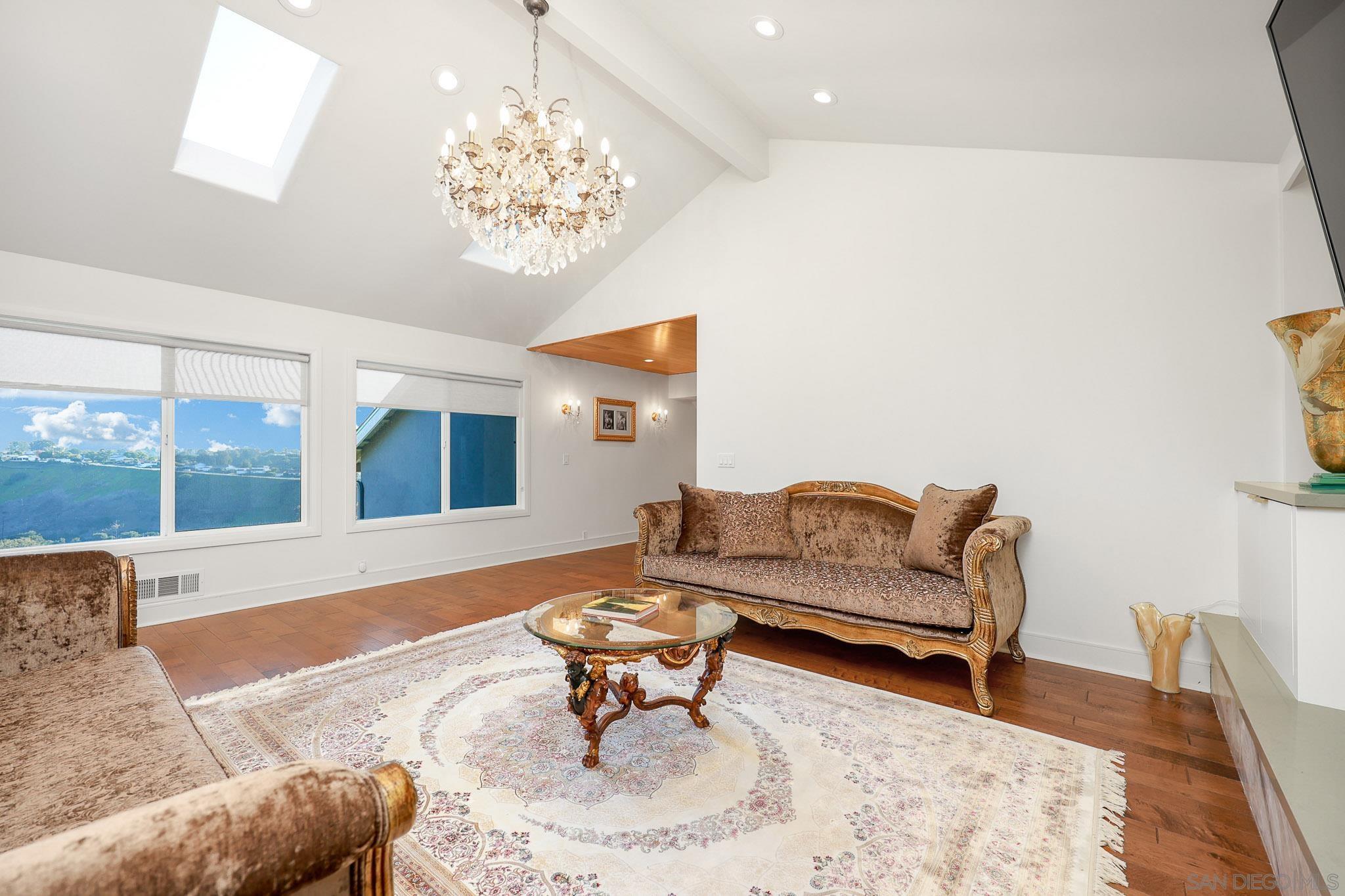 Detail Gallery Image 8 of 50 For 7901  Avenida Kirjah, La Jolla,  CA 92037 - 6 Beds | 6/1 Baths