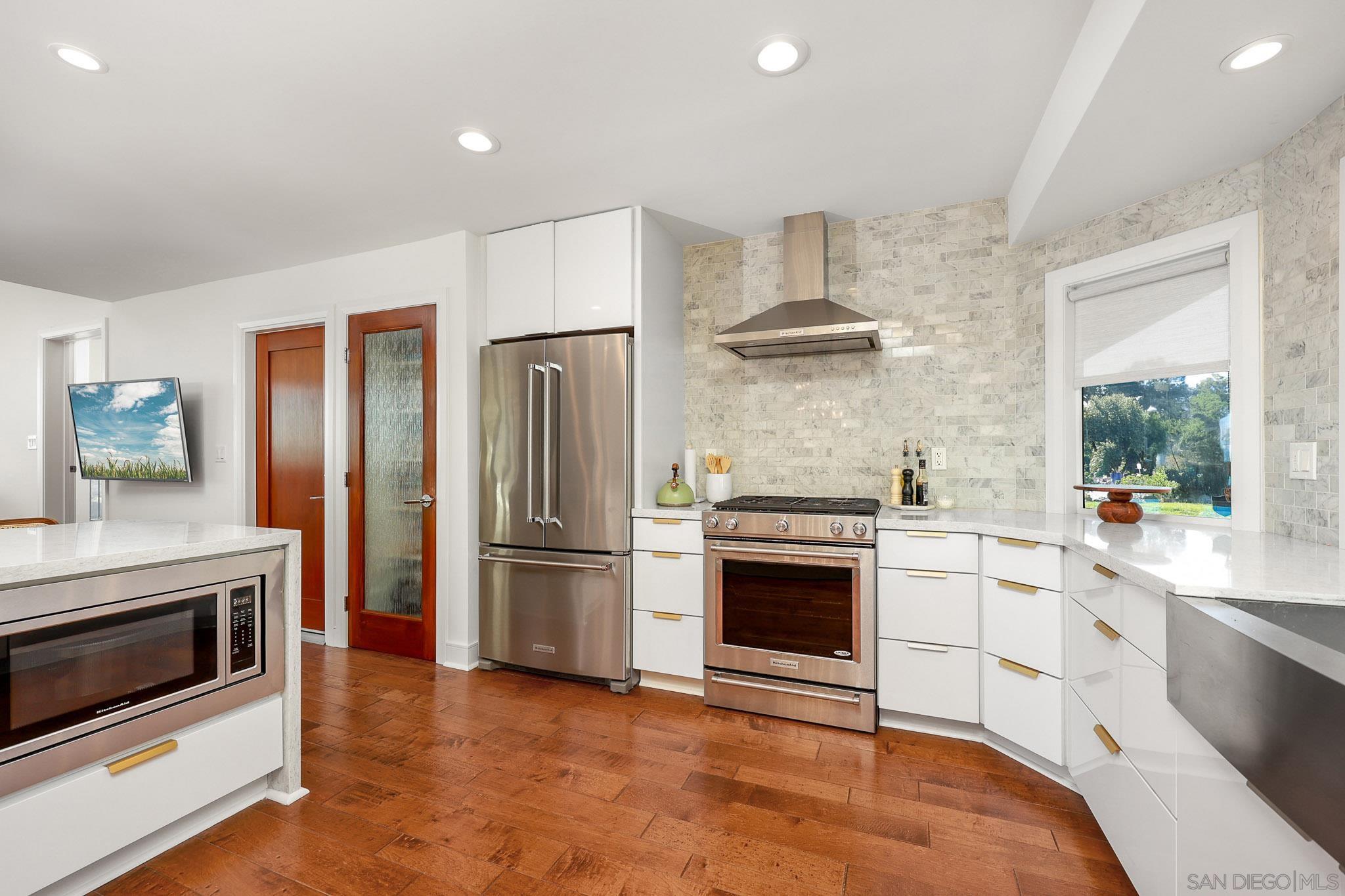 Detail Gallery Image 10 of 50 For 7901  Avenida Kirjah, La Jolla,  CA 92037 - 6 Beds | 6/1 Baths