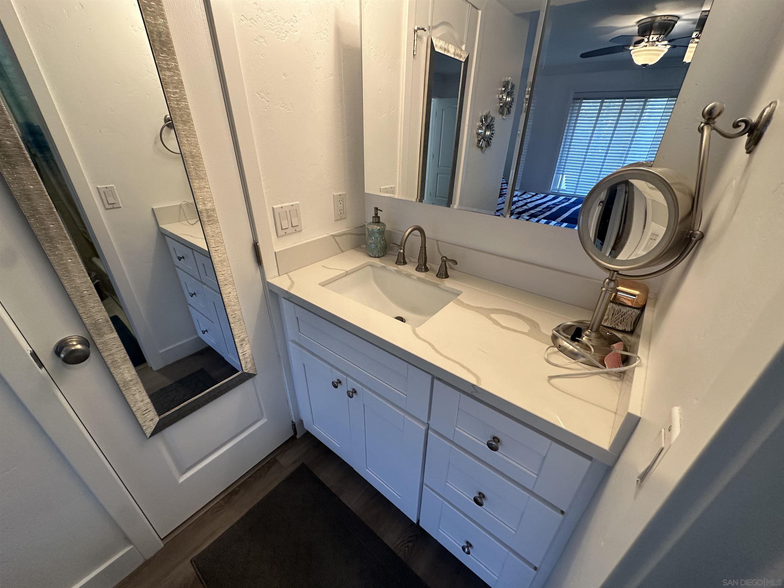 Detail Gallery Image 8 of 30 For 3843  Riviera Dr  #1,  San Diego,  CA 92109 - 3 Beds | 2/1 Baths