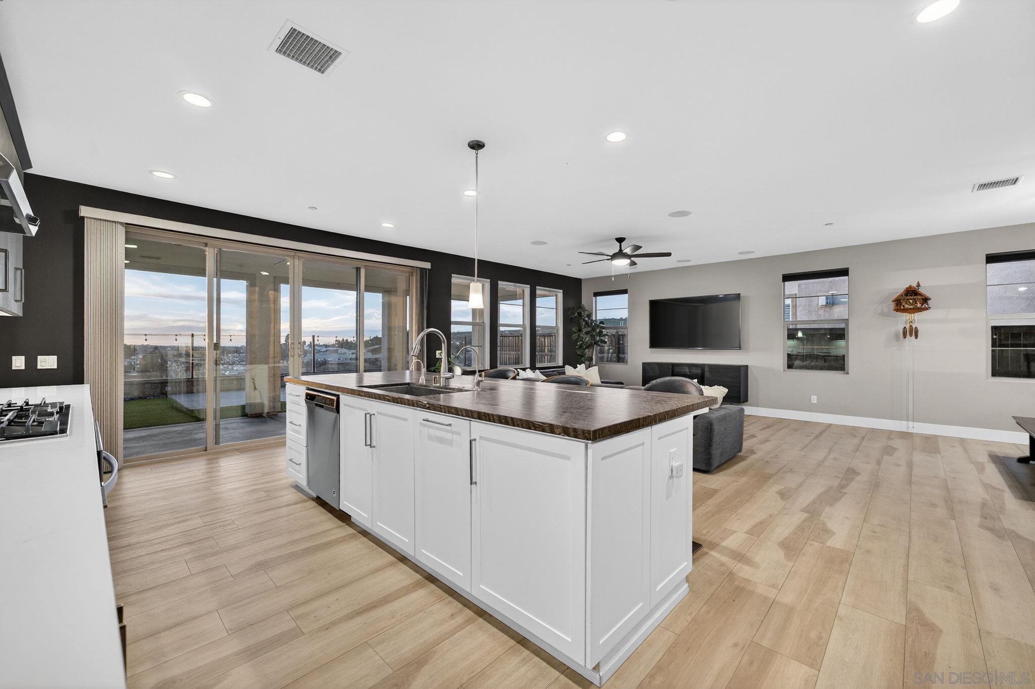 Detail Gallery Image 13 of 44 For 894  Camino Cantera, Chula Vista,  CA 91913 - 5 Beds | 3/1 Baths