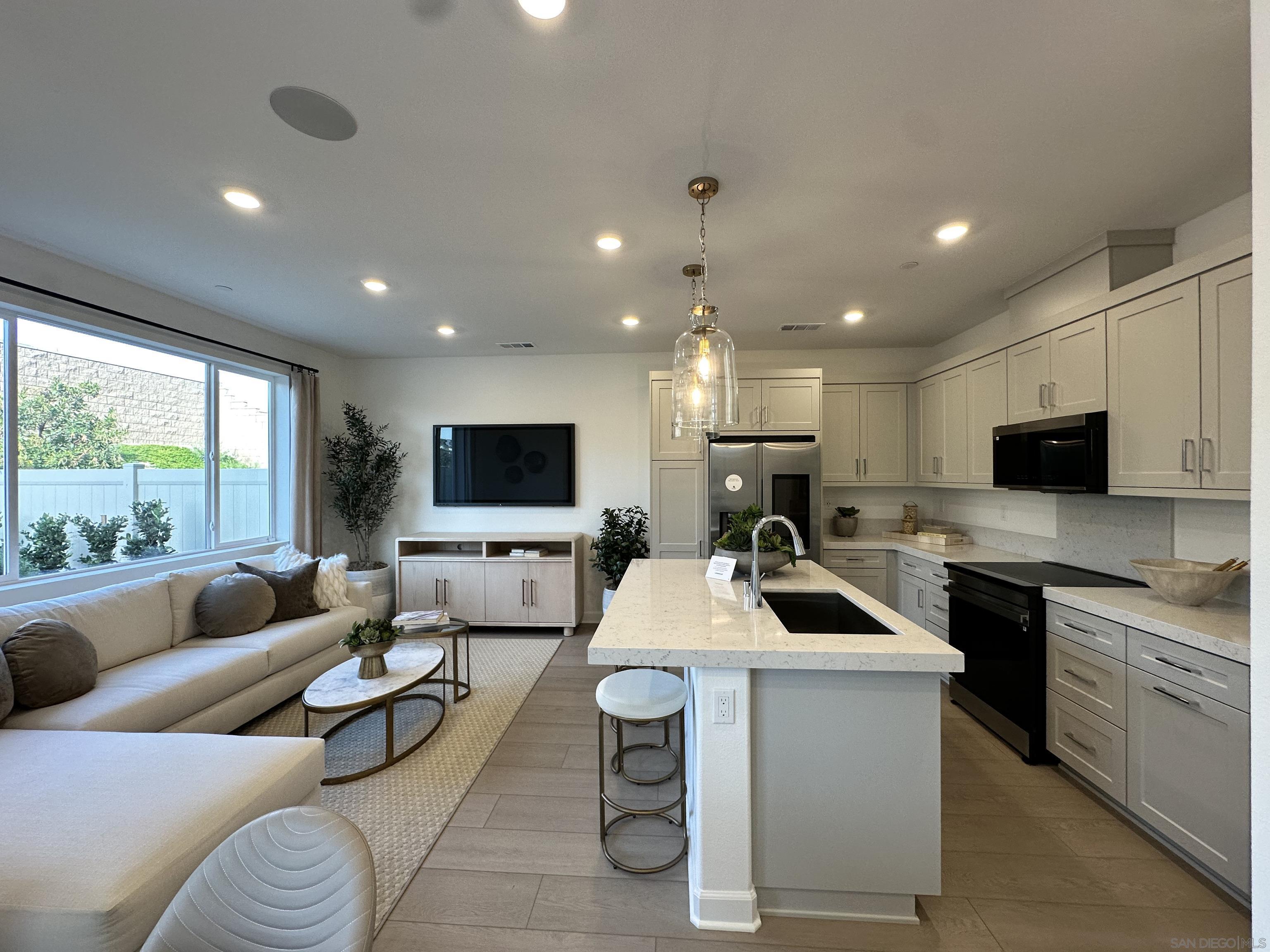 Detail Gallery Image 3 of 30 For 2186  Tributary Rd, Chula Vista,  CA 91913 - 4 Beds | 2/1 Baths