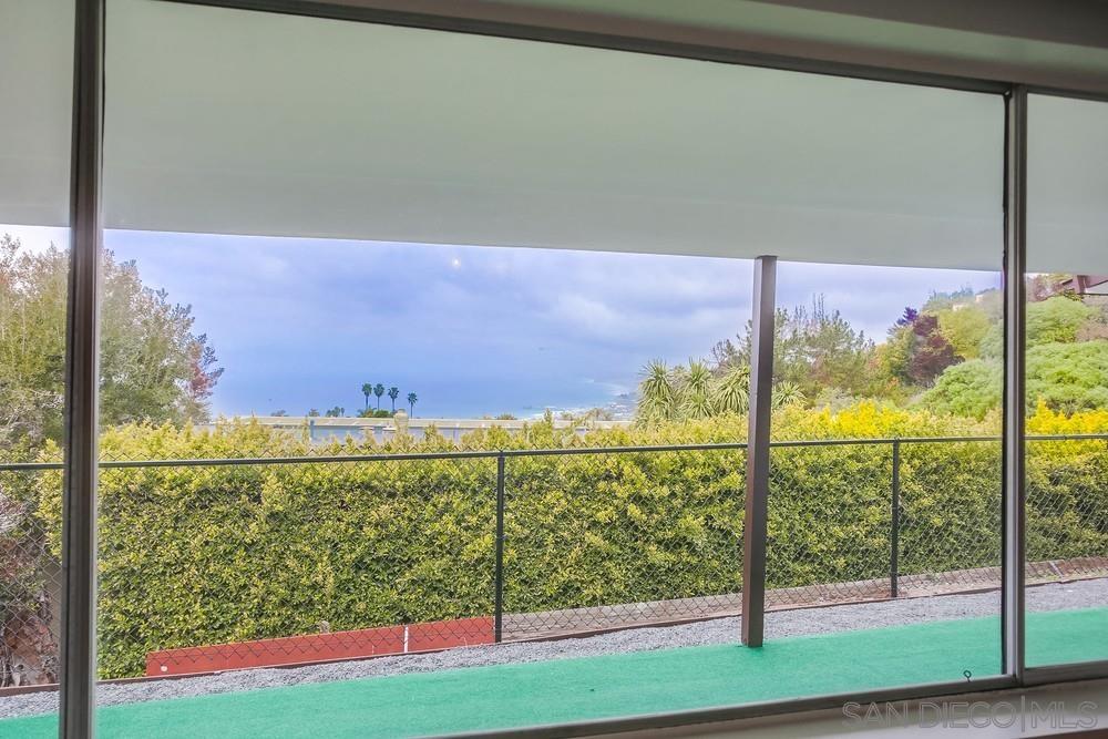 Detail Gallery Image 16 of 67 For 7255  via Capri, La Jolla,  CA 92037 - 3 Beds | 2 Baths