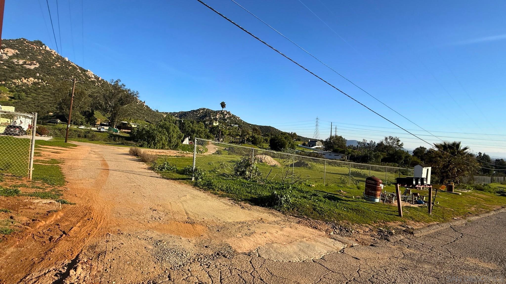 Detail Gallery Image 8 of 10 For 11041  Summit Avenue, Santee,  CA 92071 - 5 Beds | 2 Baths