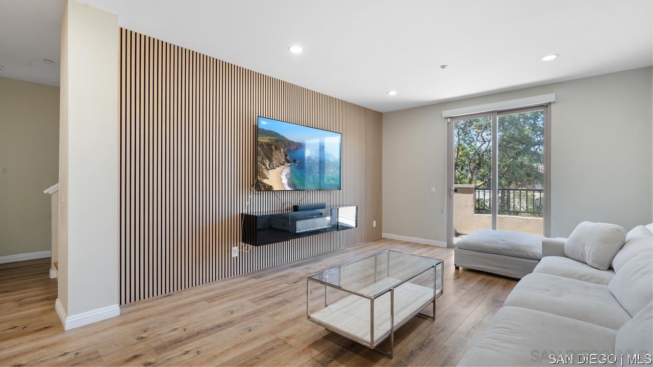 Detail Gallery Image 2 of 31 For 8301  Rio San Diego Dr  #7,  San Diego,  CA 92108 - 3 Beds | 2/1 Baths