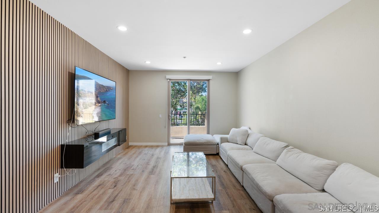 Detail Gallery Image 3 of 31 For 8301  Rio San Diego Dr  #7,  San Diego,  CA 92108 - 3 Beds | 2/1 Baths