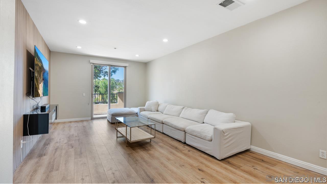 Detail Gallery Image 4 of 31 For 8301  Rio San Diego Dr  #7,  San Diego,  CA 92108 - 3 Beds | 2/1 Baths