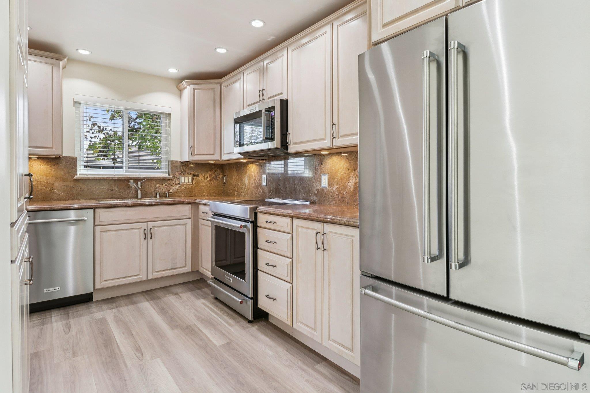 Detail Gallery Image 3 of 41 For 6038  Cirrus St, San Diego,  CA 92110 - 2 Beds | 2 Baths