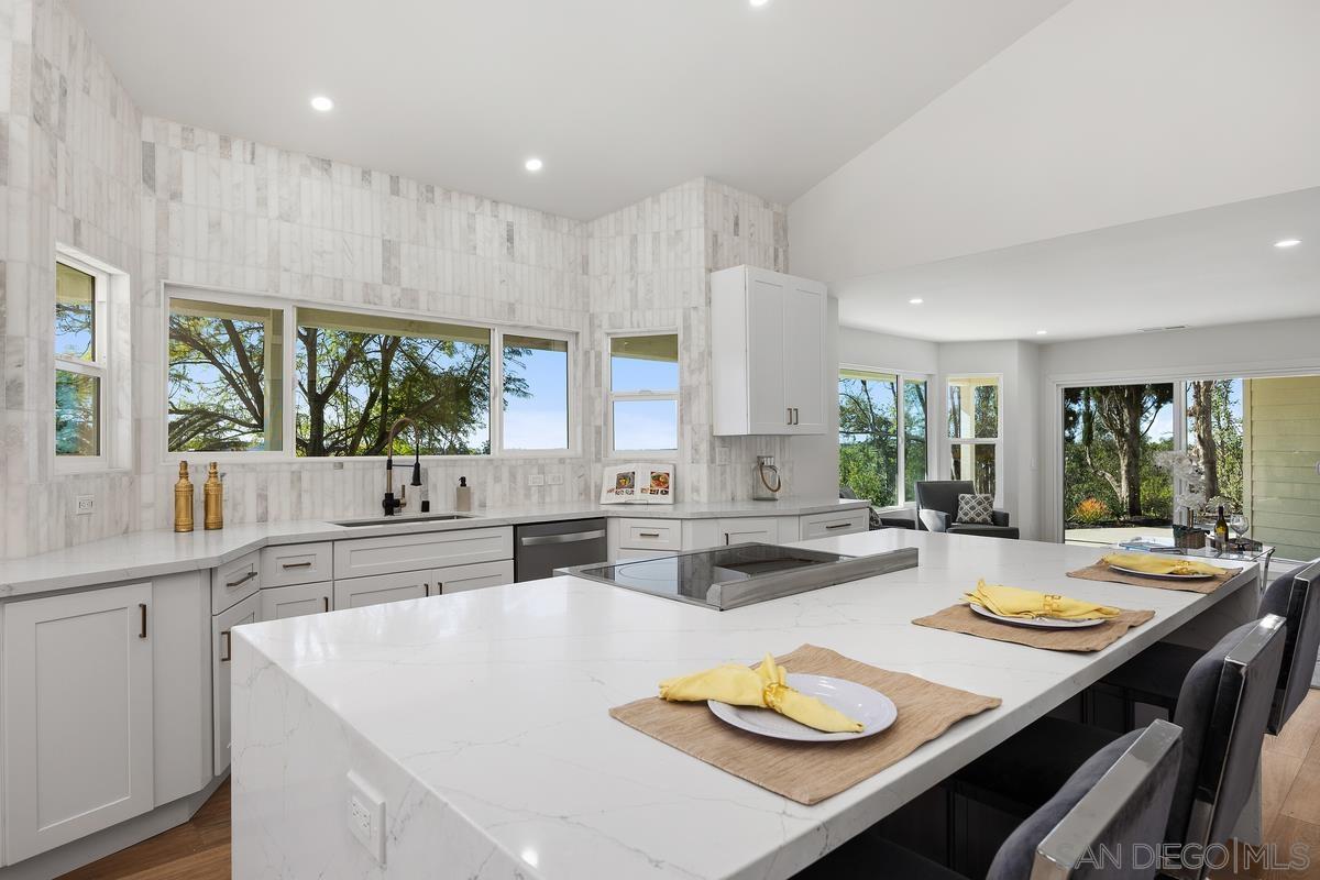 Detail Gallery Image 11 of 56 For 1112  Starview Dr, Vista,  CA 92084 - 7 Beds | 4/1 Baths