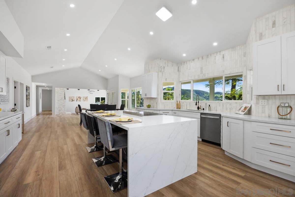 Detail Gallery Image 14 of 56 For 1112  Starview Dr, Vista,  CA 92084 - 7 Beds | 4/1 Baths