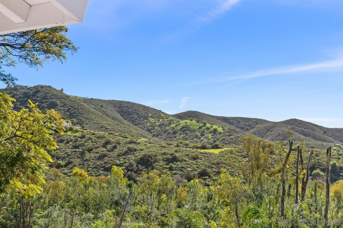 Detail Gallery Image 4 of 56 For 1112  Starview Dr, Vista,  CA 92084 - 7 Beds | 4/1 Baths