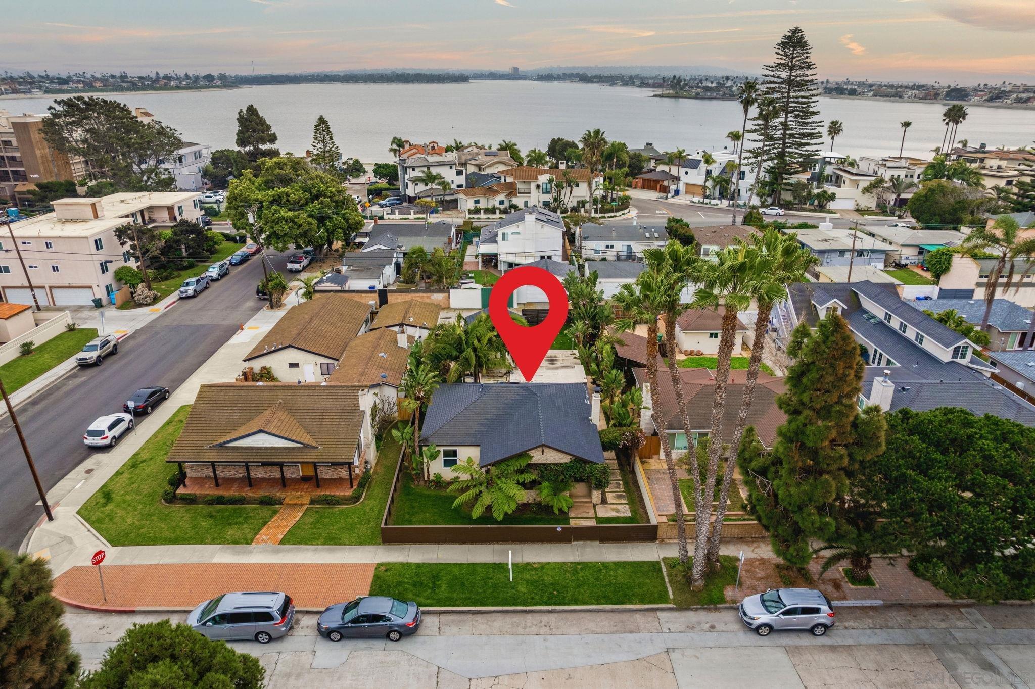 Detail Gallery Image 2 of 44 For 1067  Oliver Ave, San Diego,  CA 92109 - 2 Beds | 2 Baths