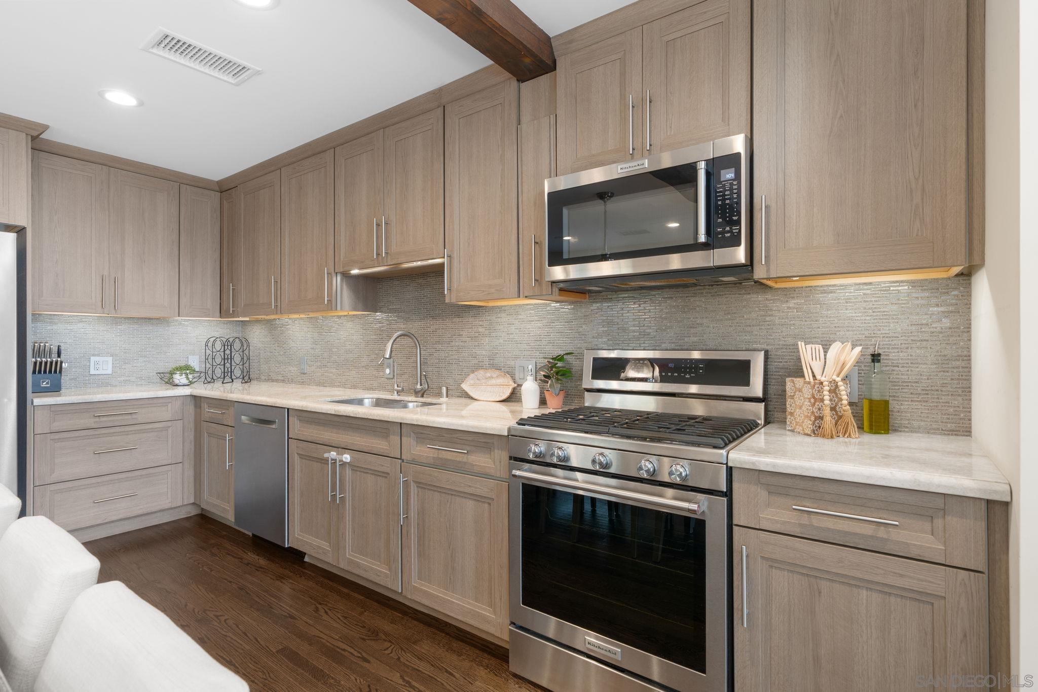 Detail Gallery Image 11 of 44 For 1067  Oliver Ave, San Diego,  CA 92109 - 2 Beds | 2 Baths