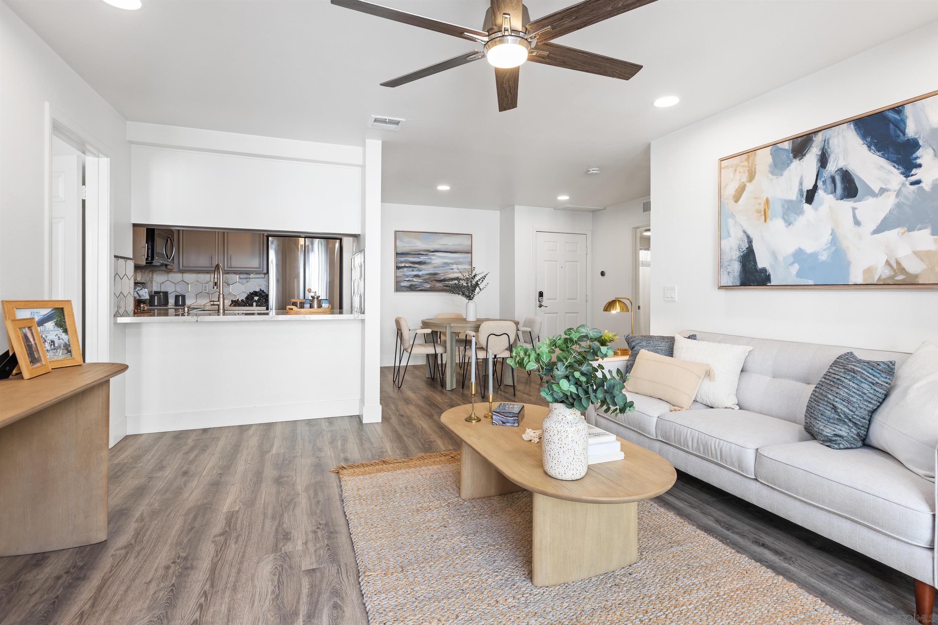 Detail Gallery Image 4 of 18 For 3078  Broadway  #214,  San Diego,  CA 92102 - 2 Beds | 2 Baths