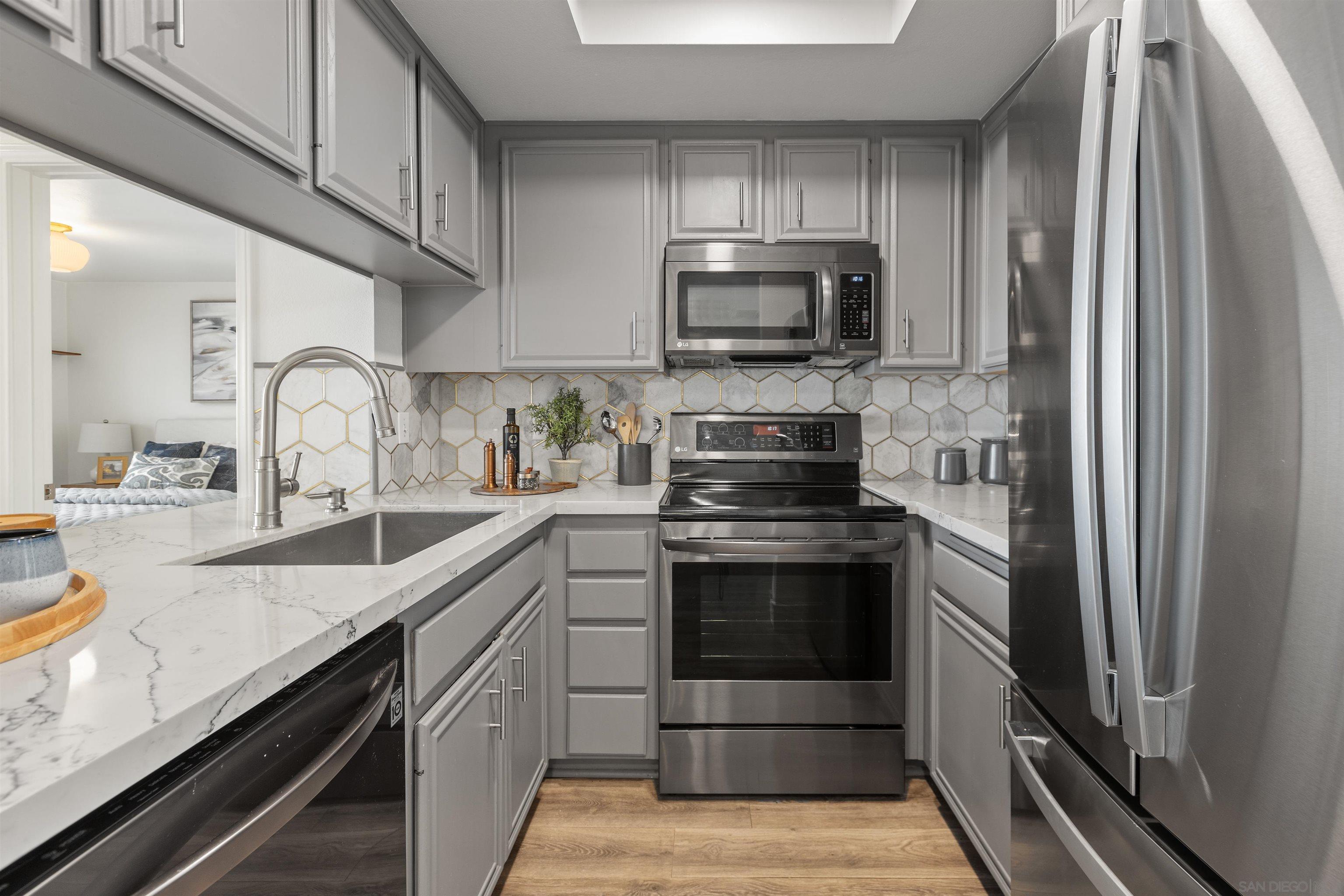 Detail Gallery Image 6 of 18 For 3078  Broadway  #214,  San Diego,  CA 92102 - 2 Beds | 2 Baths