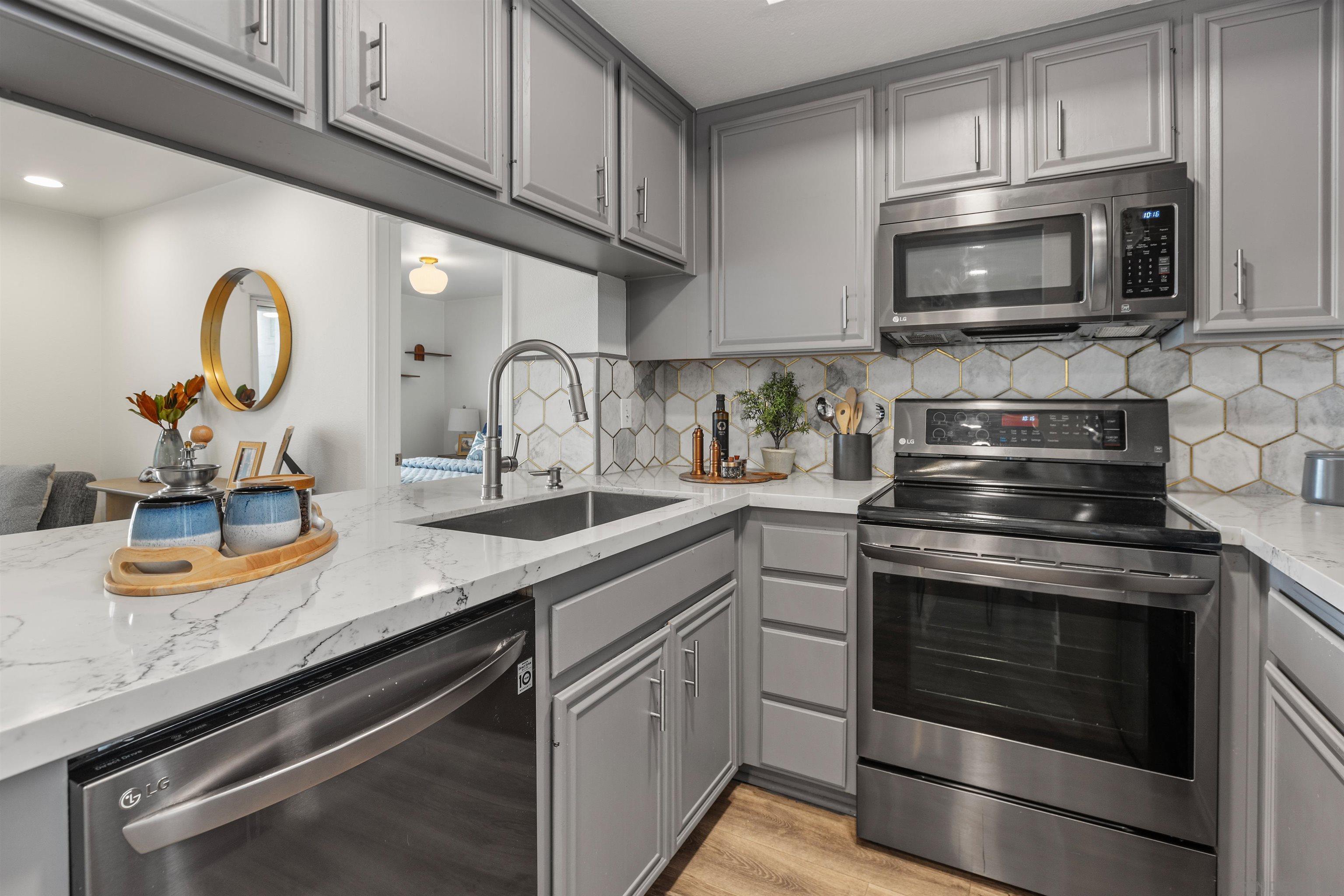 Detail Gallery Image 7 of 18 For 3078  Broadway  #214,  San Diego,  CA 92102 - 2 Beds | 2 Baths