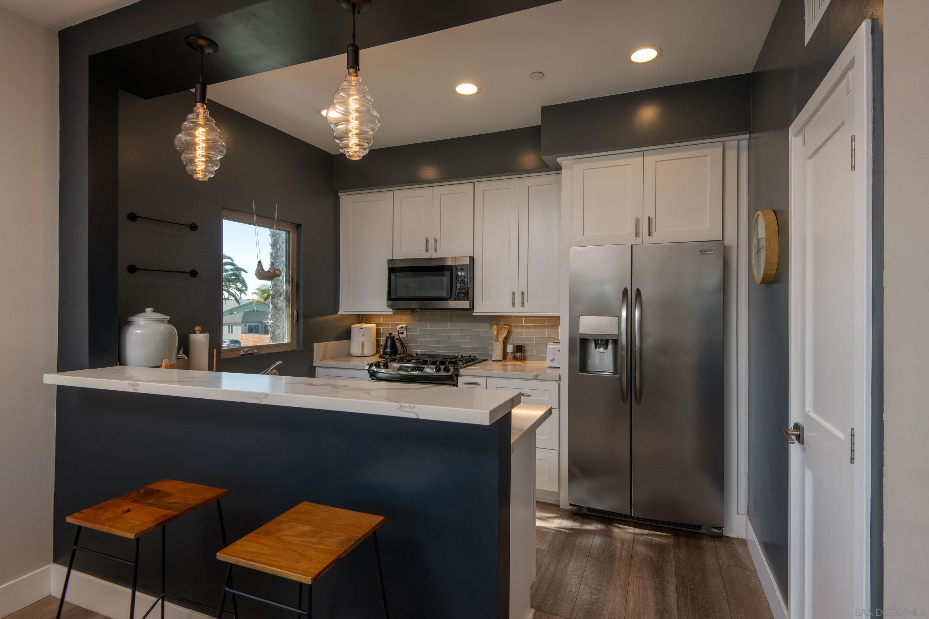 Detail Gallery Image 3 of 29 For 4410  Gresham St, San Diego,  CA 92109 - 3 Beds | 2/1 Baths