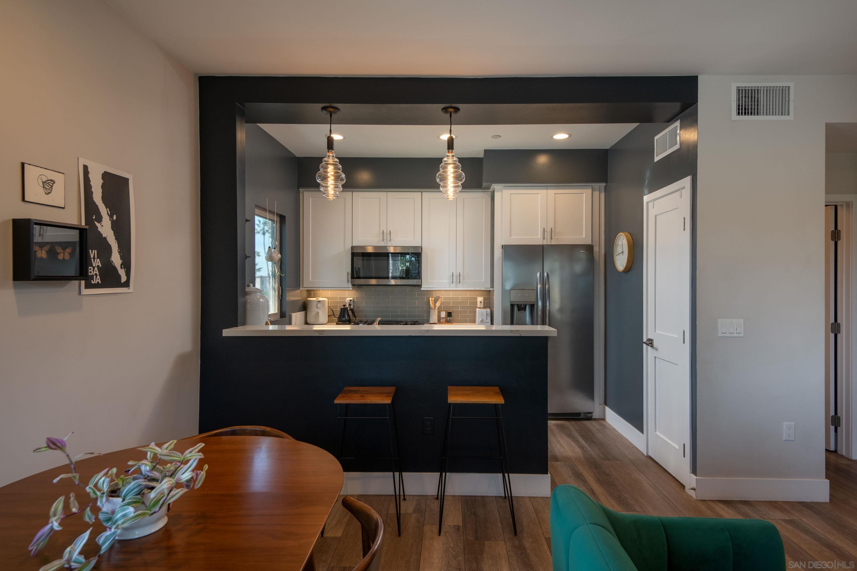 Detail Gallery Image 4 of 29 For 4410  Gresham St, San Diego,  CA 92109 - 3 Beds | 2/1 Baths