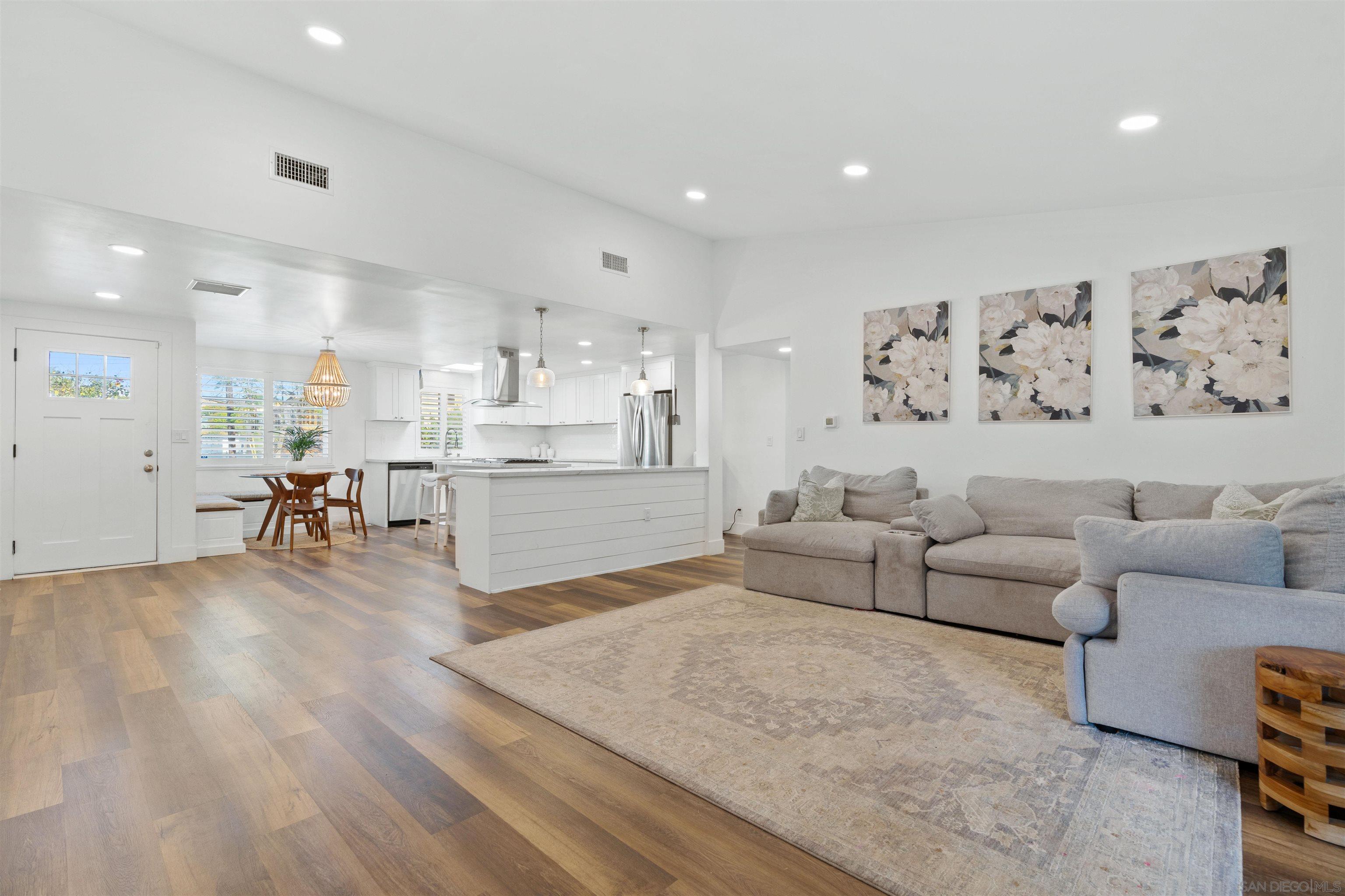 Detail Gallery Image 8 of 24 For 2216  Calle Chanate, San Diego,  CA 92139 - 4 Beds | 3 Baths