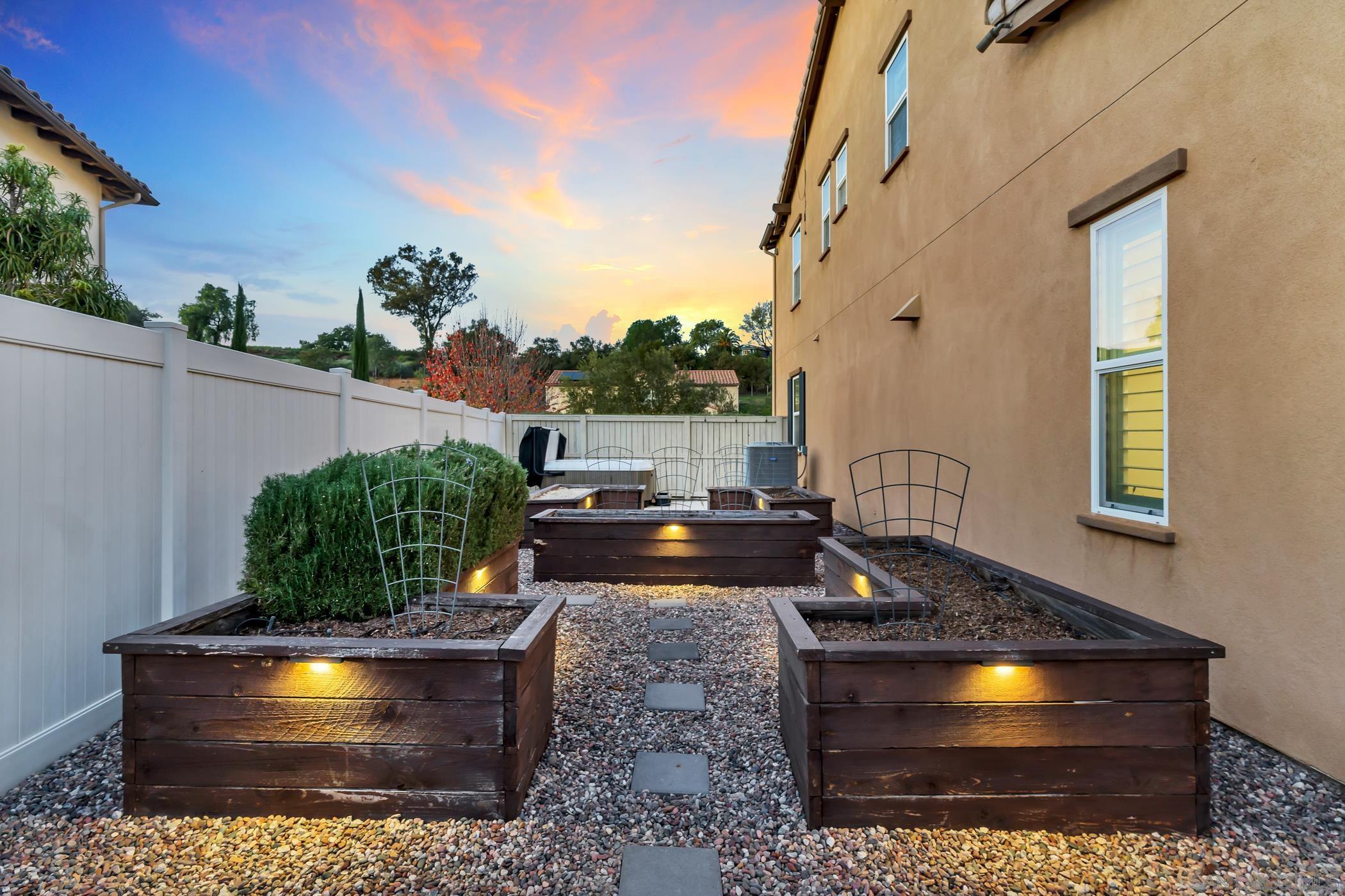 Detail Gallery Image 8 of 65 For 1128  Witherby Ln, Escondido,  CA 92026 - 6 Beds | 3/1 Baths