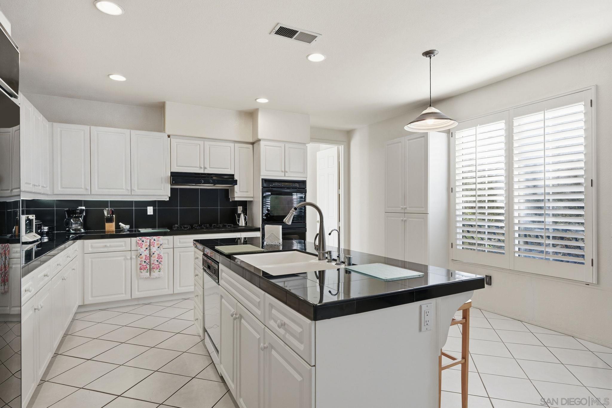 Detail Gallery Image 10 of 30 For Gilman Ct, La Jolla,  CA 92037 - 5 Beds | 3/1 Baths