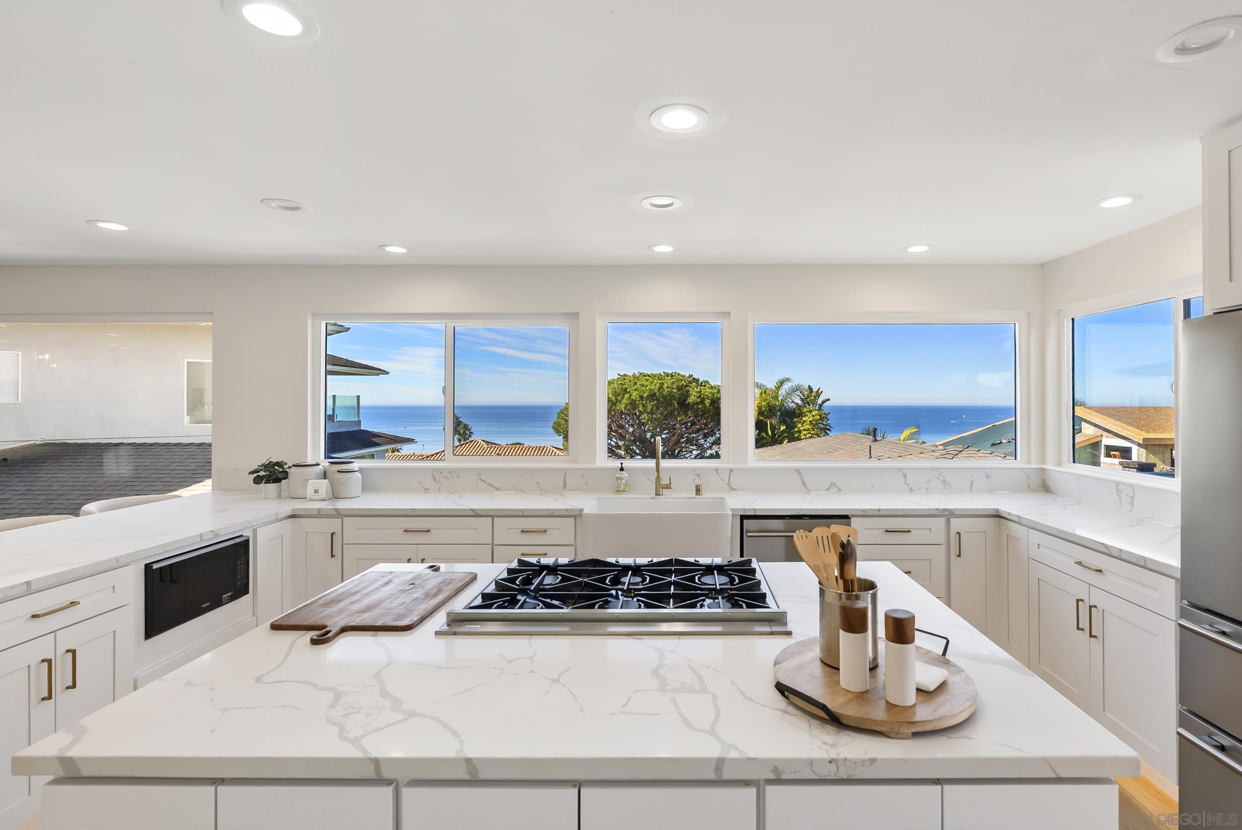 Detail Gallery Image 13 of 39 For 4328  Piedmont Dr, San Diego,  CA 92107 - 5 Beds | 3/1 Baths