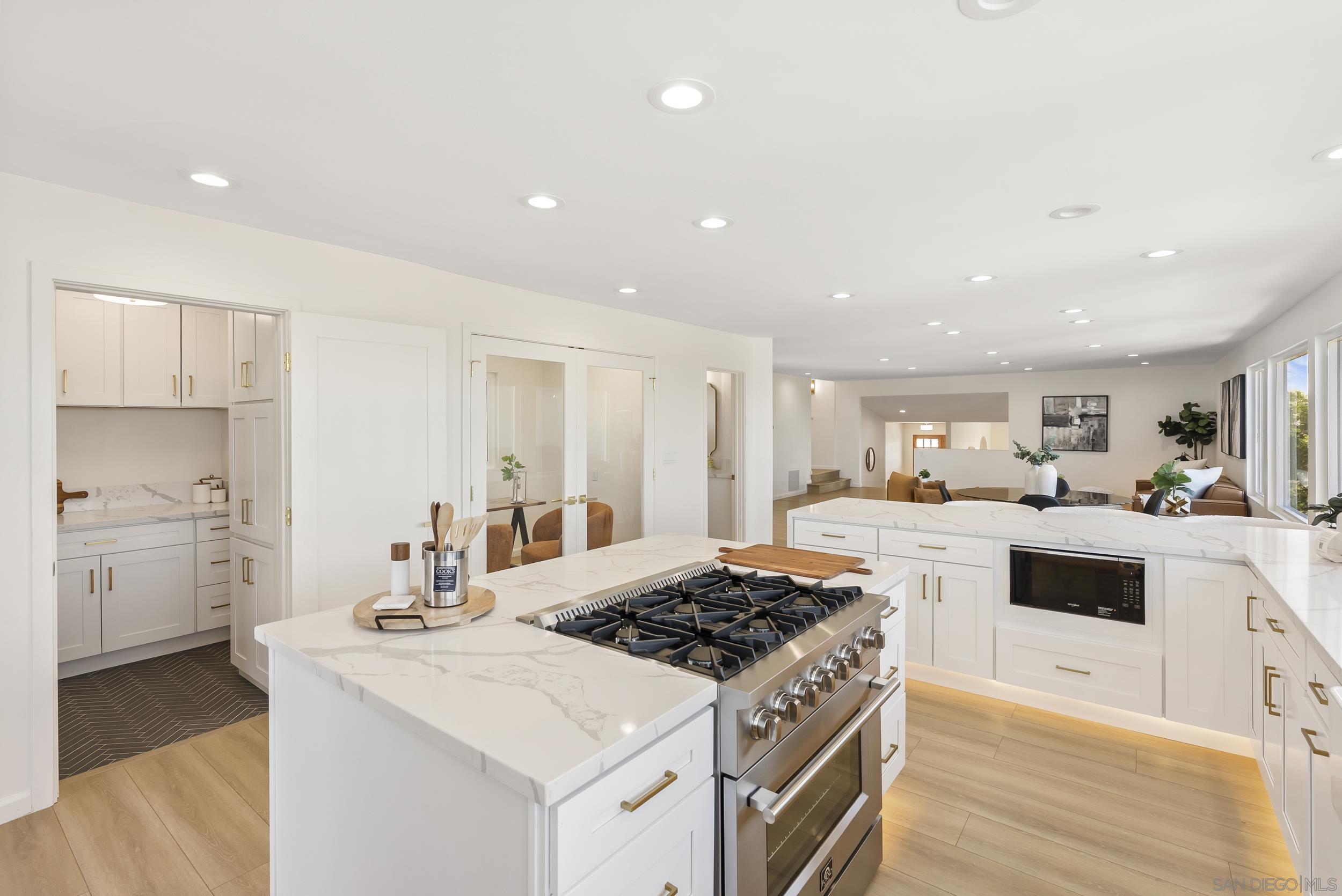 Detail Gallery Image 14 of 39 For 4328  Piedmont Dr, San Diego,  CA 92107 - 5 Beds | 3/1 Baths