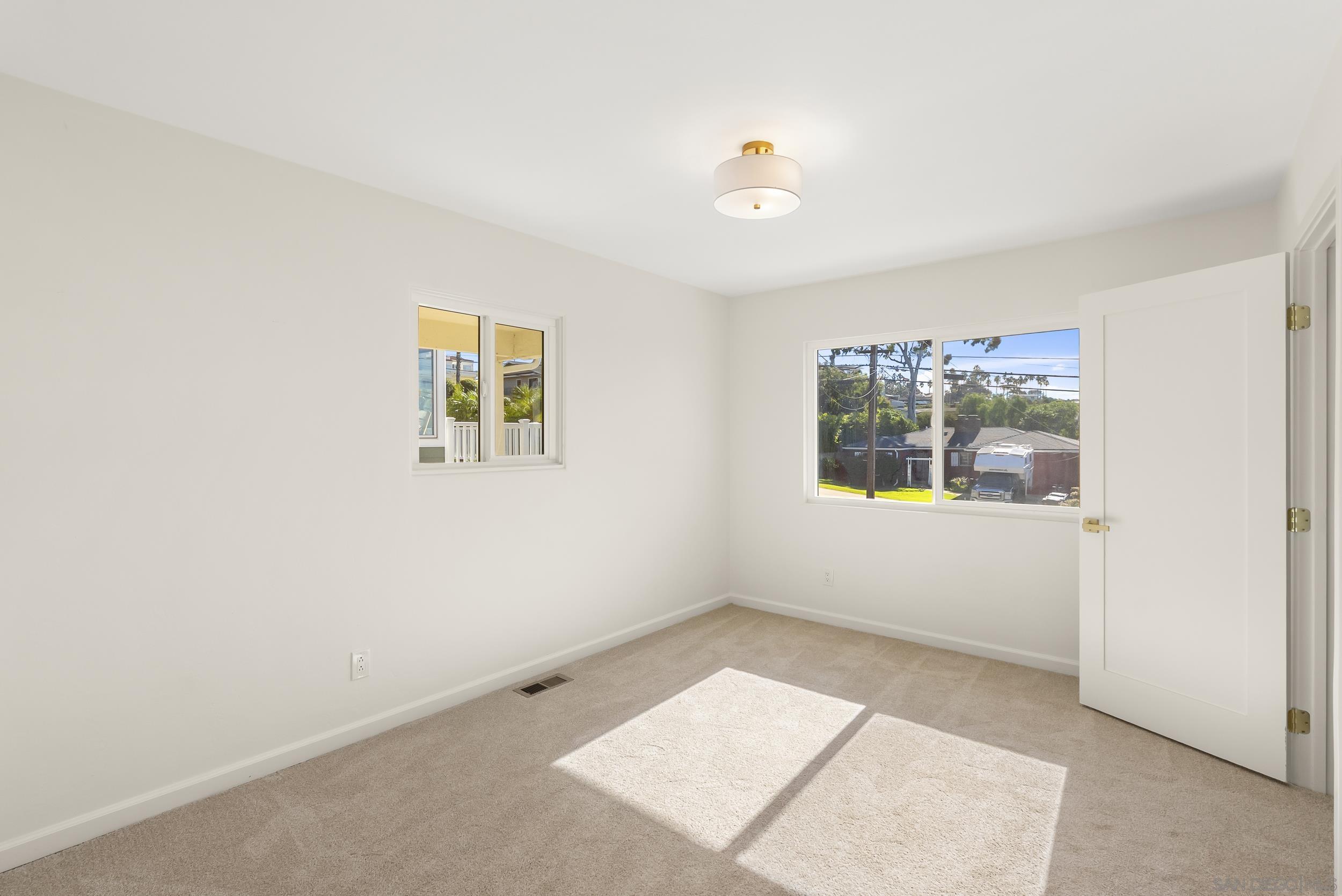 Detail Gallery Image 17 of 39 For 4328  Piedmont Dr, San Diego,  CA 92107 - 5 Beds | 3/1 Baths