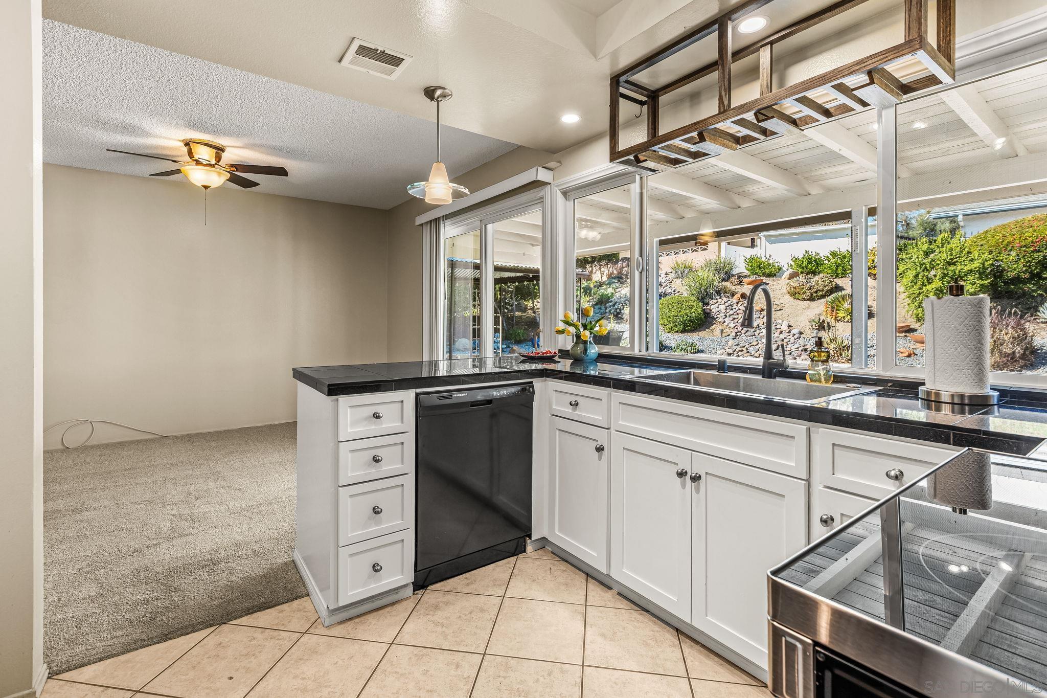 Detail Gallery Image 9 of 43 For 16598  Casero Rd, San Diego,  CA 92128 - 2 Beds | 2 Baths