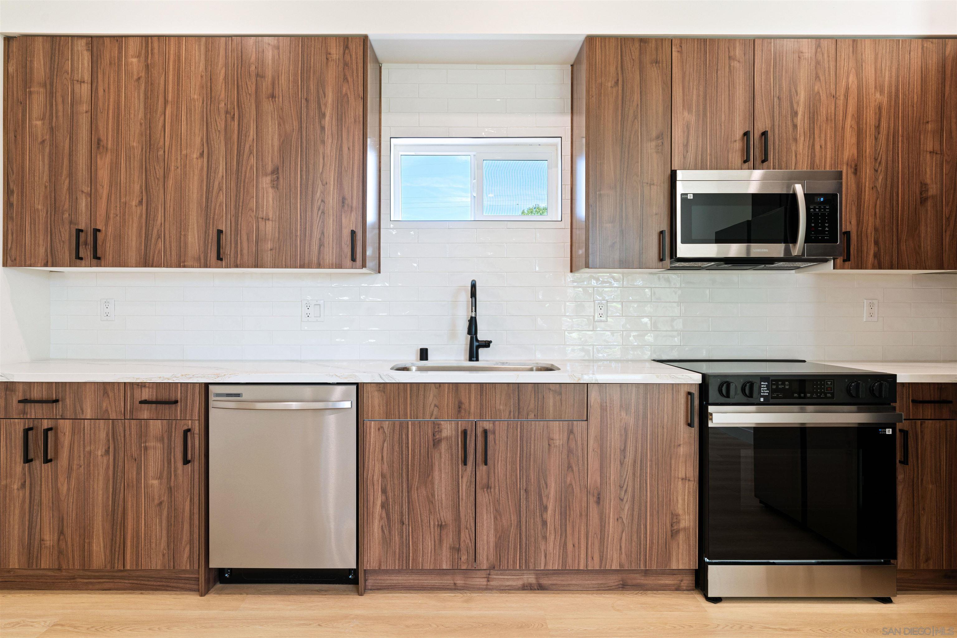 Detail Gallery Image 9 of 39 For 1160  Erica St, Escondido,  CA 92027 - 6 Beds | 4 Baths