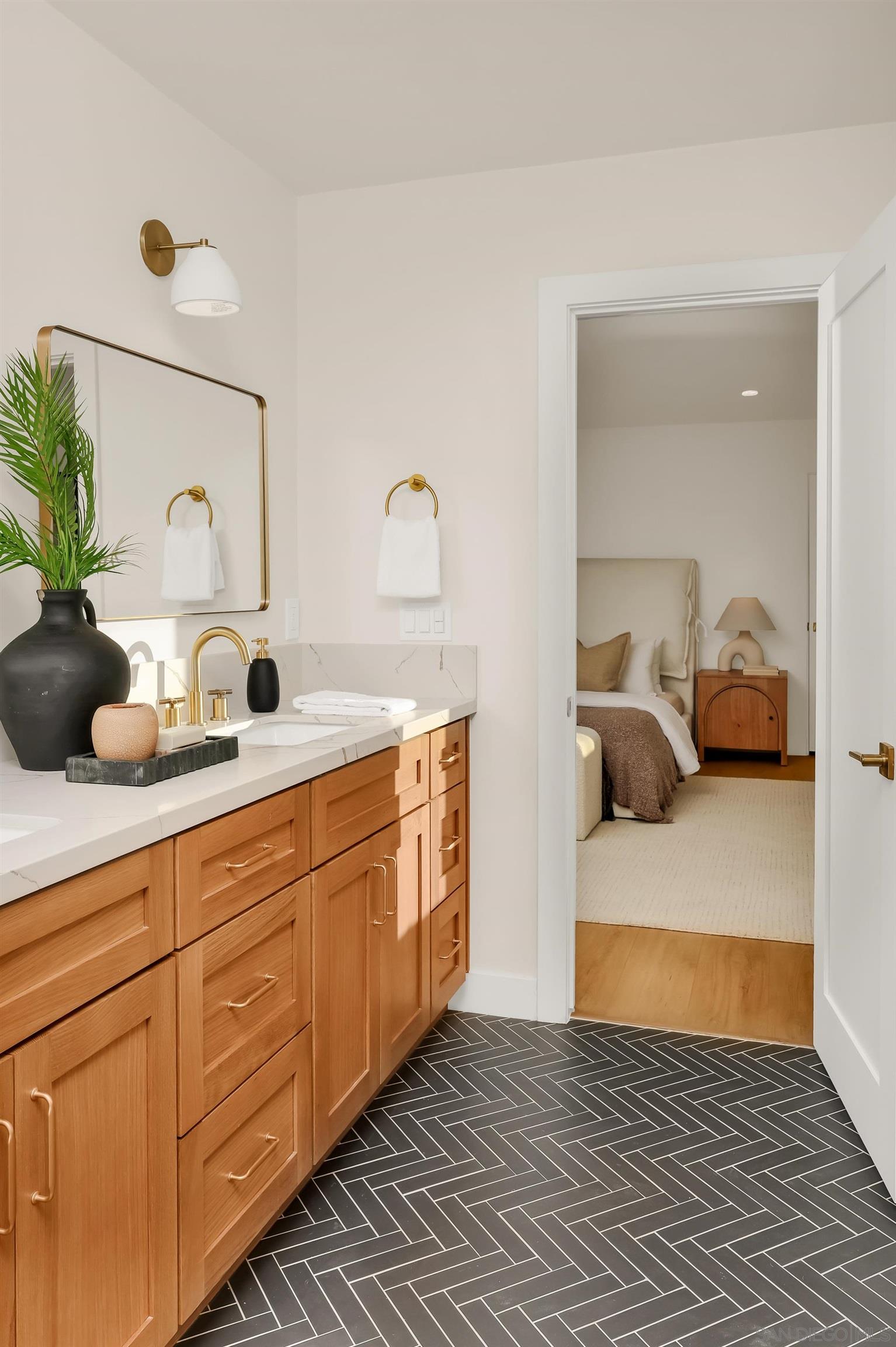 Detail Gallery Image 35 of 72 For 1900 W 41st St, Los Angeles,  CA 90062 - 4 Beds | 2 Baths