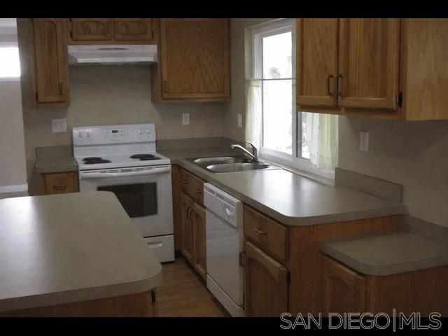 Detail Gallery Image 4 of 7 For 220  Sandstone St, Chula Vista,  CA 91911 - 4 Beds | 2/1 Baths