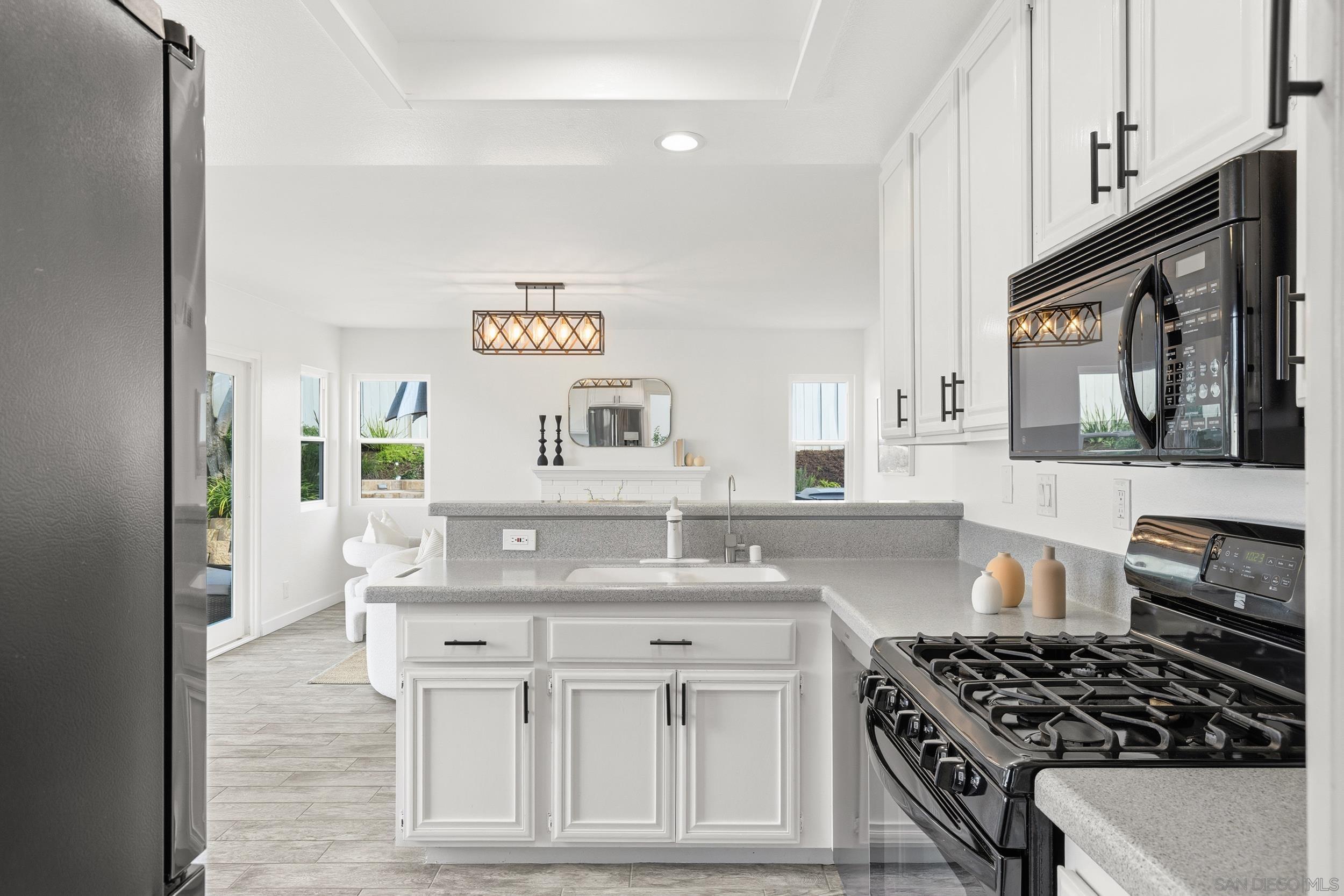 Detail Gallery Image 11 of 28 For 4972  Calle Sobrado, Oceanside,  CA 92056 - 4 Beds | 2/1 Baths