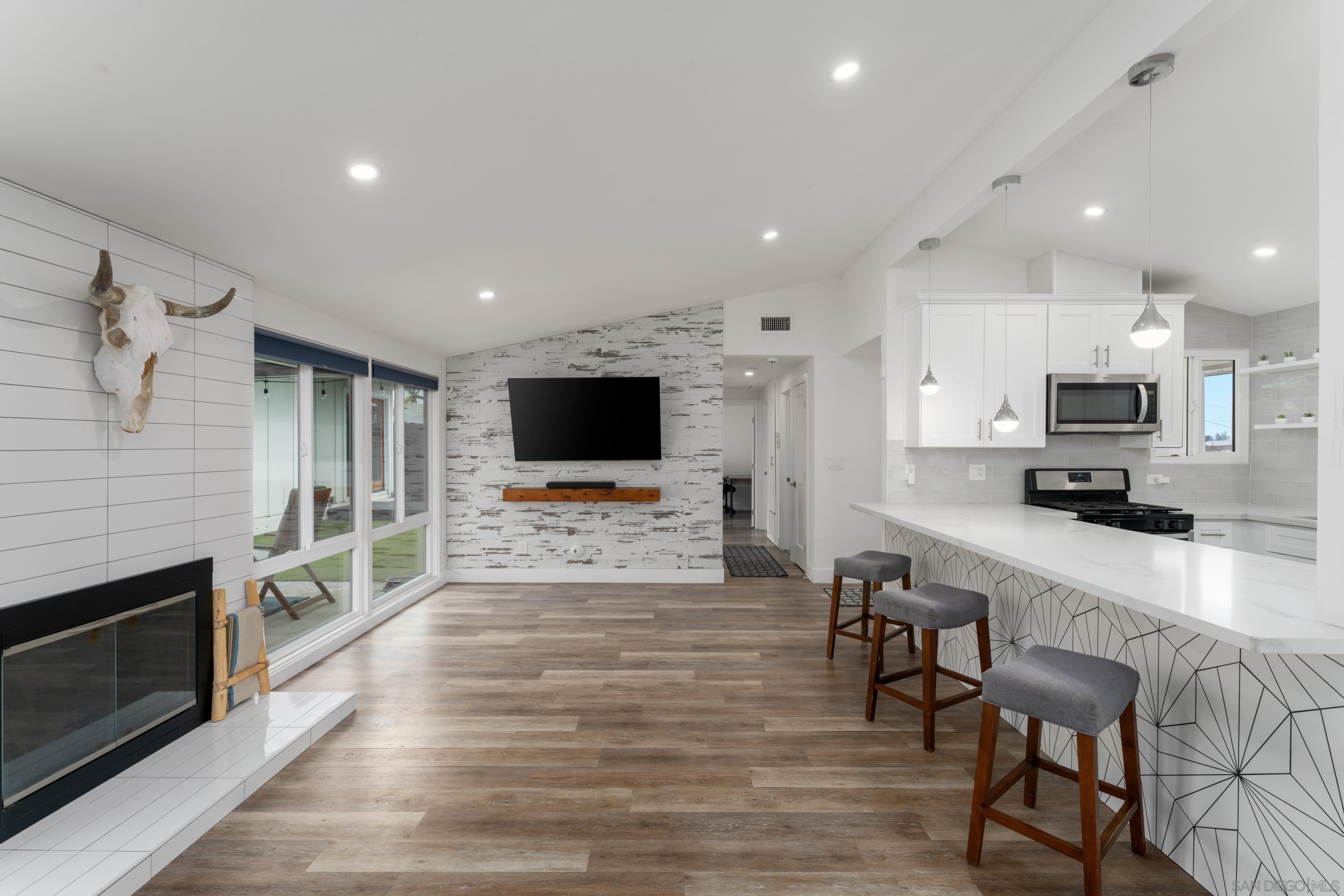 Detail Gallery Image 4 of 28 For 3451  Lockwood Dr, San Diego,  CA 92123 - 3 Beds | 2 Baths