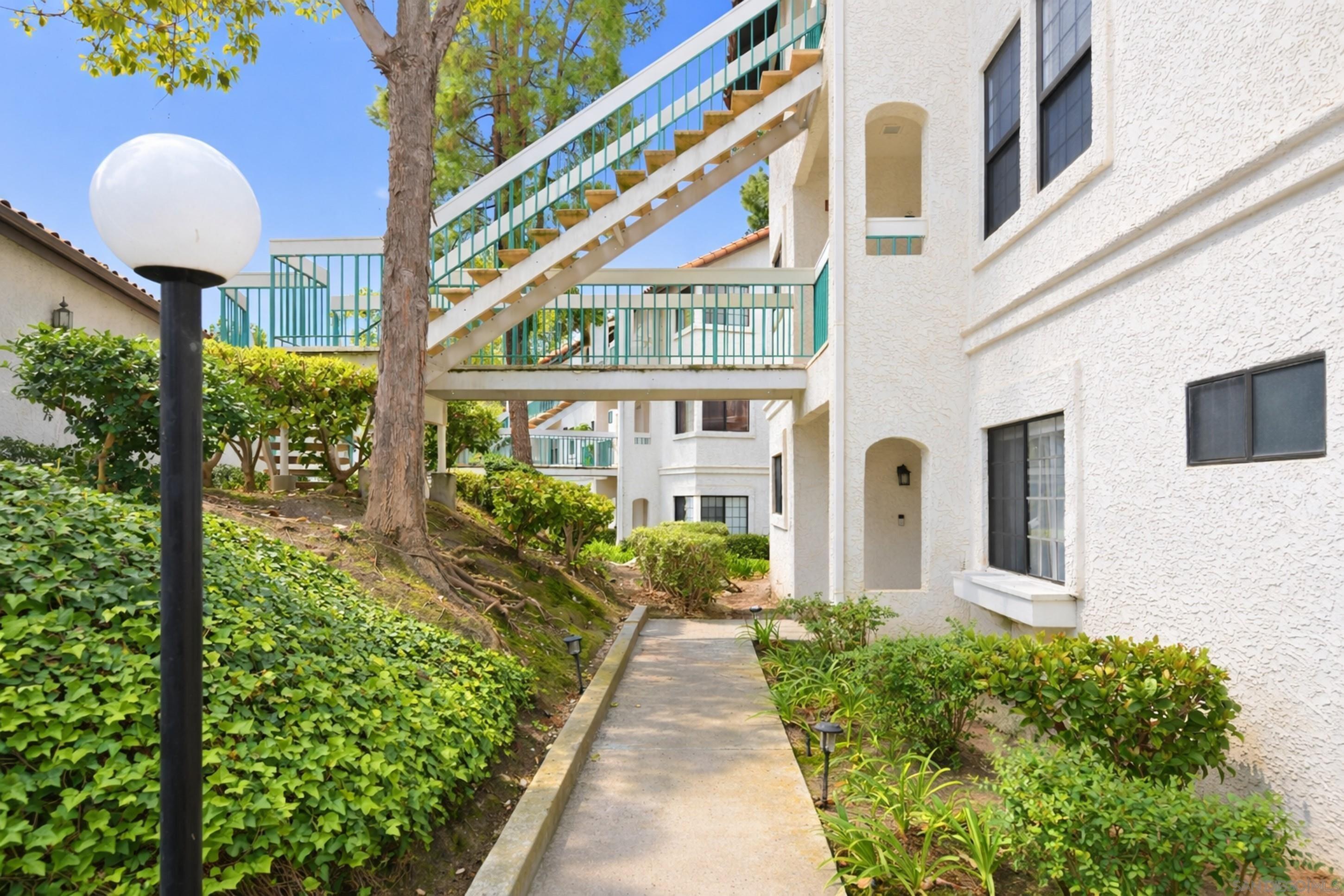 Detail Gallery Image 3 of 45 For 16232  Avenida Venusto  #B,  San Diego,  CA 92128 - 3 Beds | 2 Baths