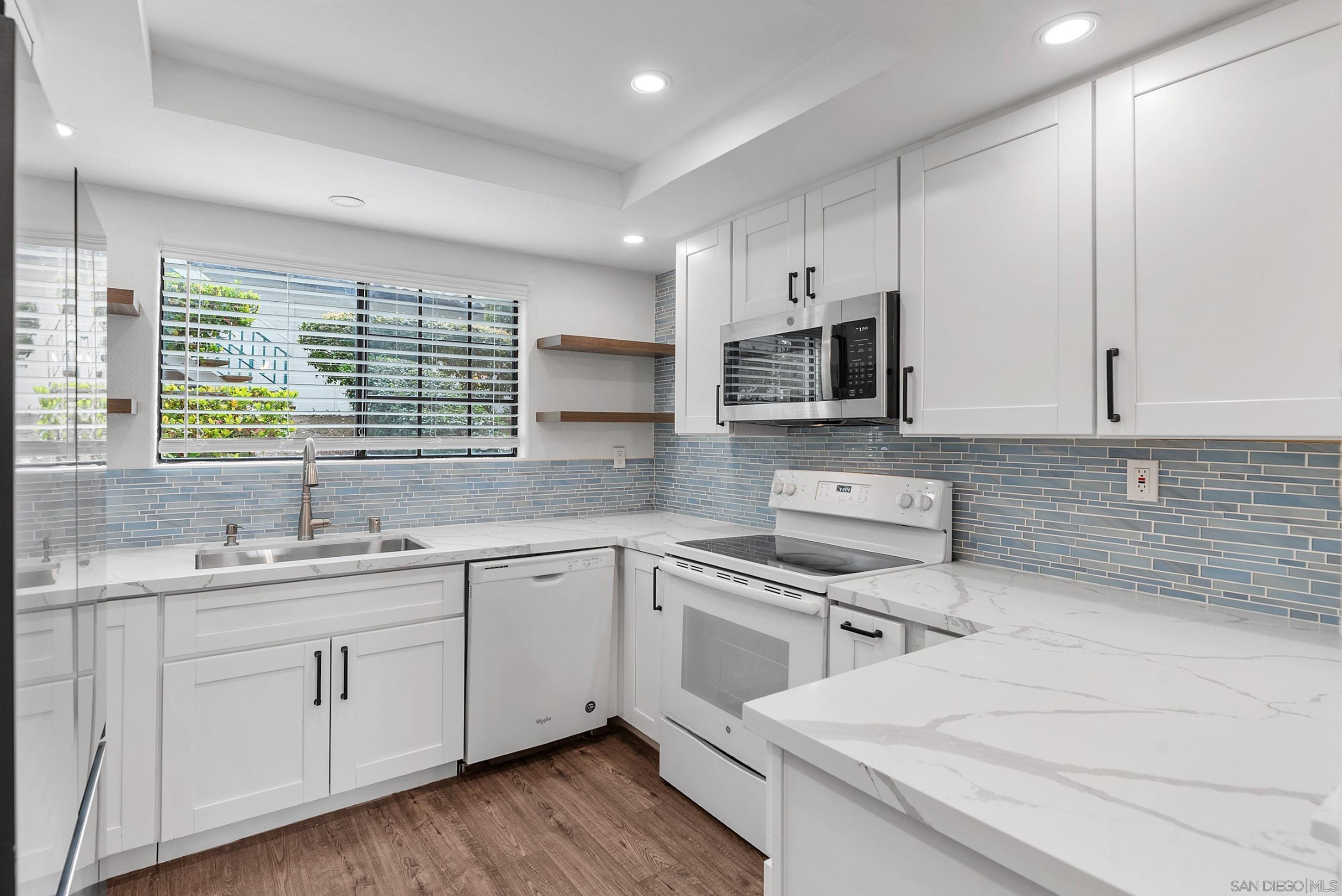 Detail Gallery Image 5 of 45 For 16232  Avenida Venusto  #B,  San Diego,  CA 92128 - 3 Beds | 2 Baths