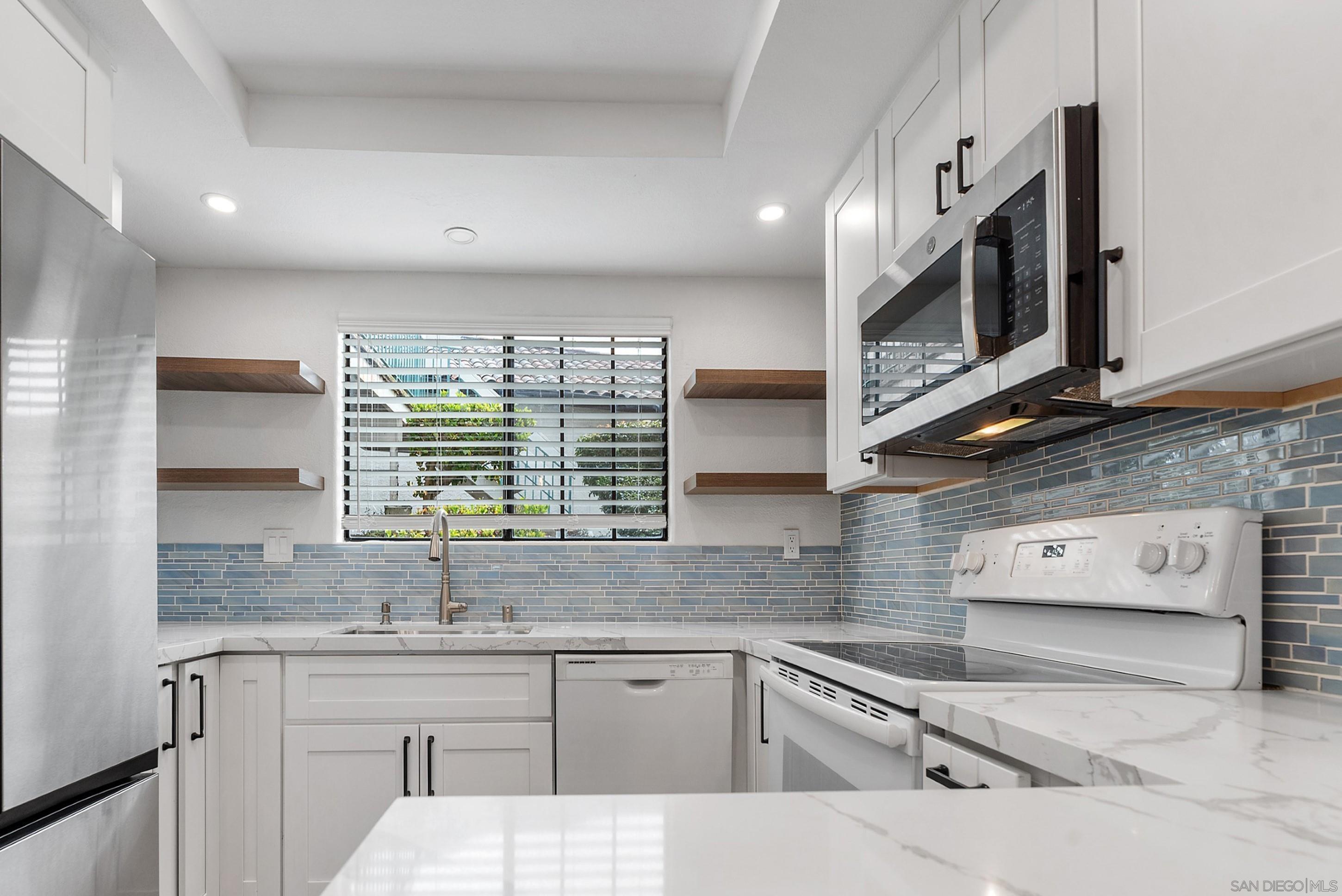 Detail Gallery Image 7 of 45 For 16232  Avenida Venusto  #B,  San Diego,  CA 92128 - 3 Beds | 2 Baths