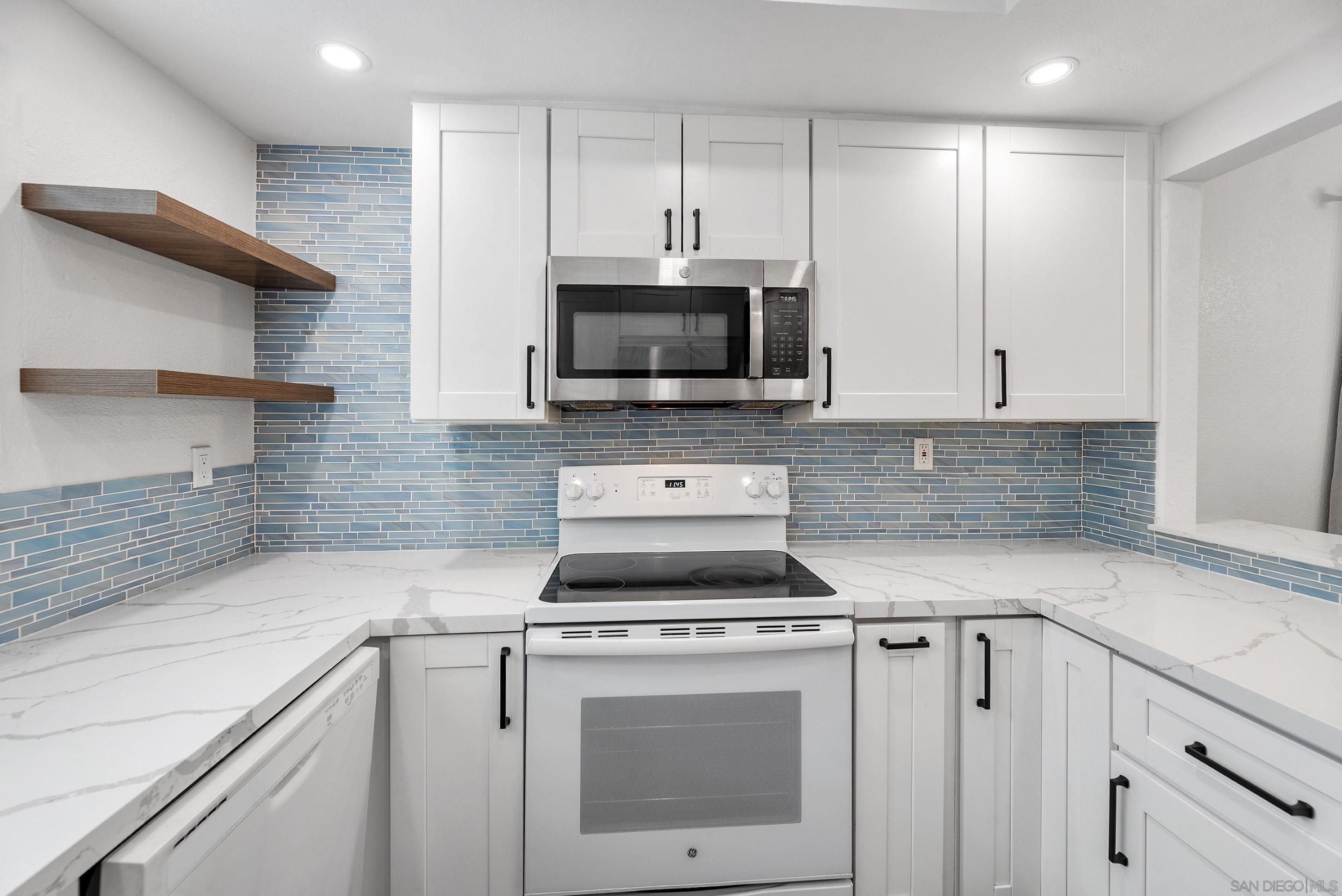 Detail Gallery Image 8 of 45 For 16232  Avenida Venusto  #B,  San Diego,  CA 92128 - 3 Beds | 2 Baths