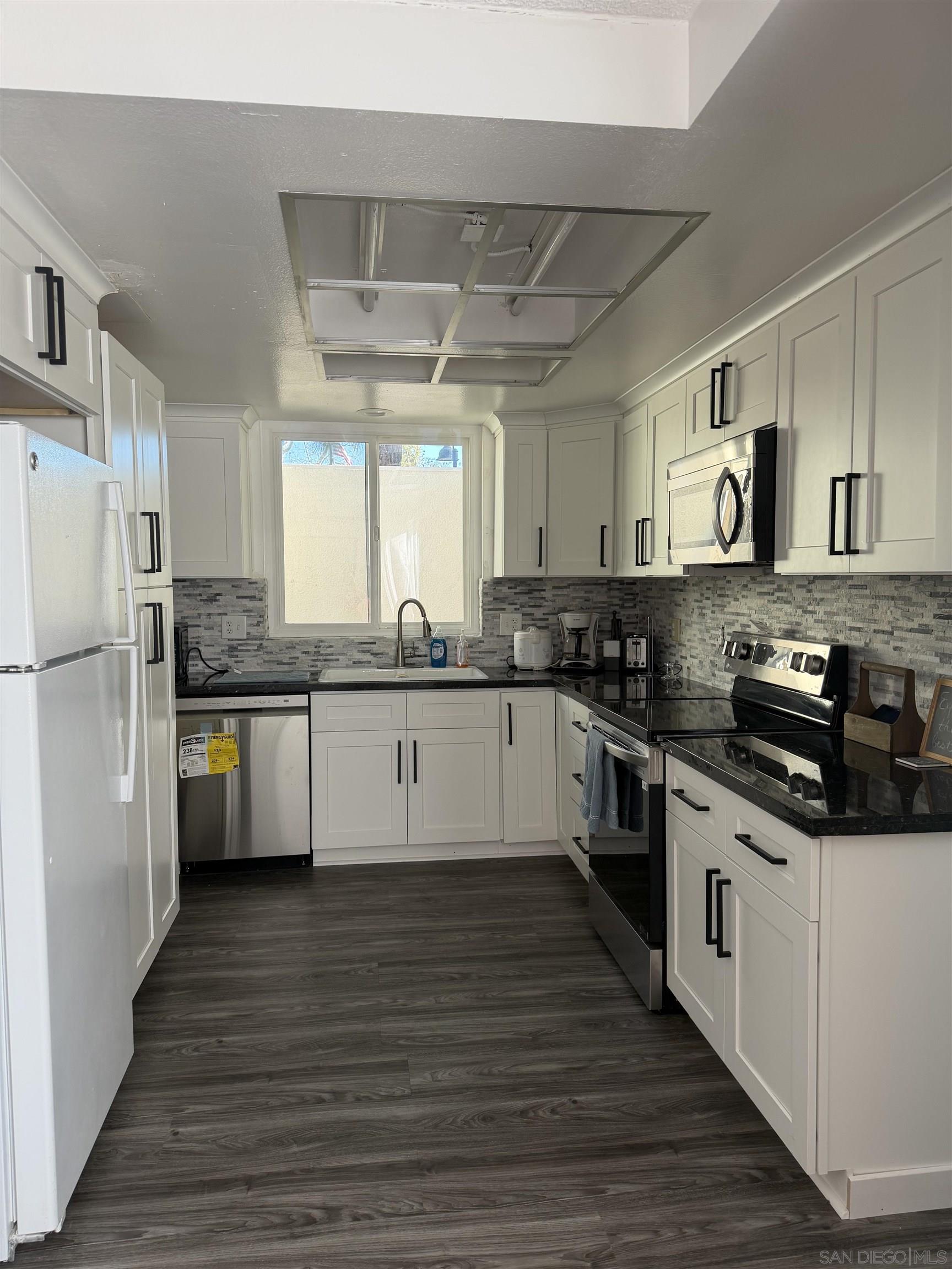 Detail Gallery Image 2 of 9 For 243  Calle Aragon, Laguna Hills,  CA 92637 - 2 Beds | 1 Baths