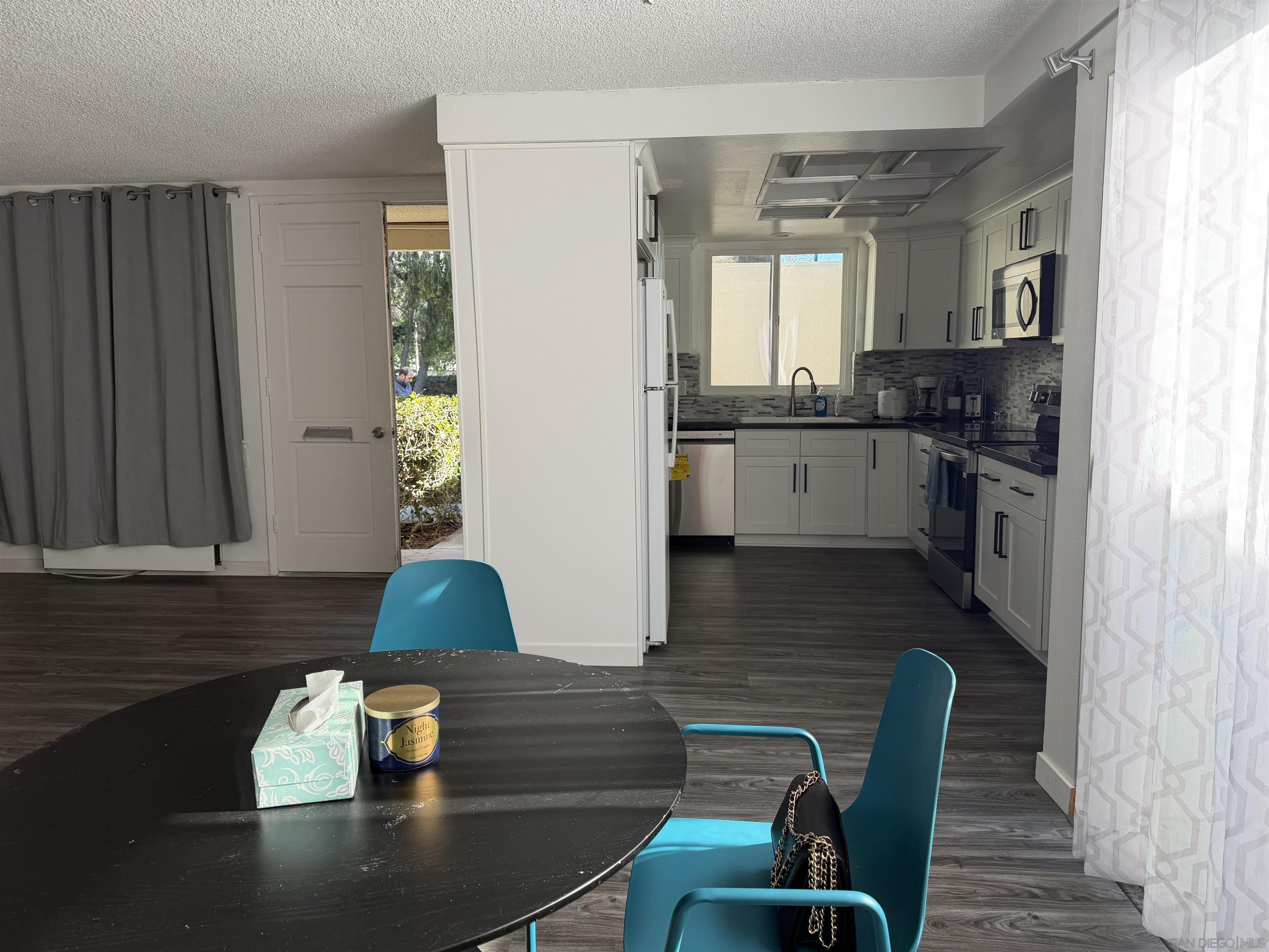 Detail Gallery Image 4 of 9 For 243  Calle Aragon, Laguna Hills,  CA 92637 - 2 Beds | 1 Baths